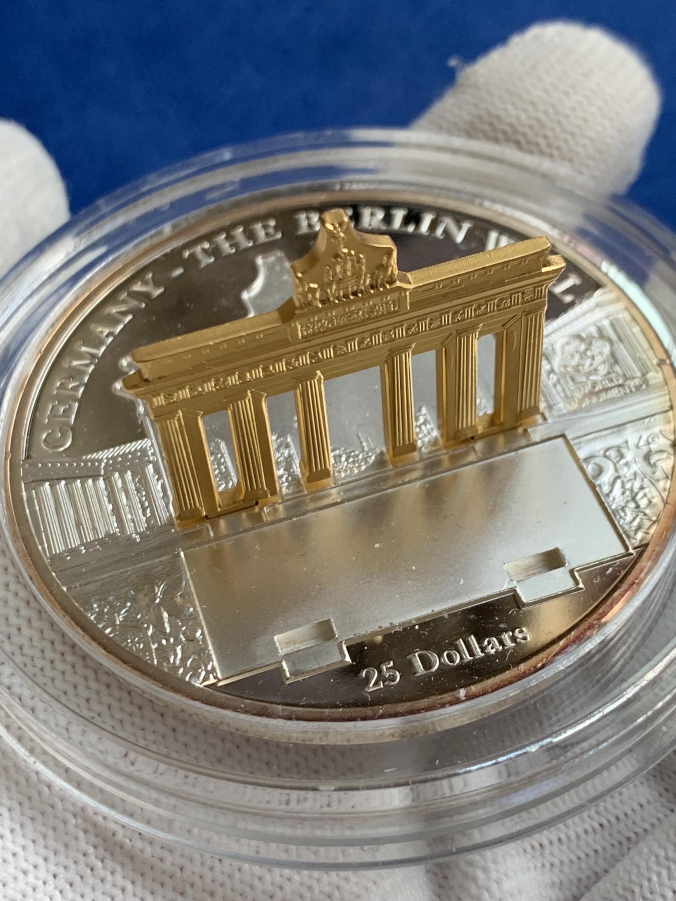 《竞宝斋》第272场- 周日，周一，周二  3场连拍 （全场包邮） 库克2009年世界奇观德国勃兰登堡门柏林墙精制立体镀金纪念银币 999银 100.3克 底下少一个配件 实物见图