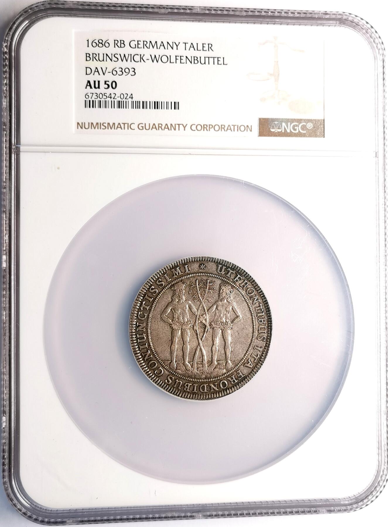 凡希社世界钱币微拍第二百七十期 荐！1686BB布伦瑞克-沃芬伯特合欢树与双野人大型泰勒NGC-AU50，中度灰彩，压印周正！