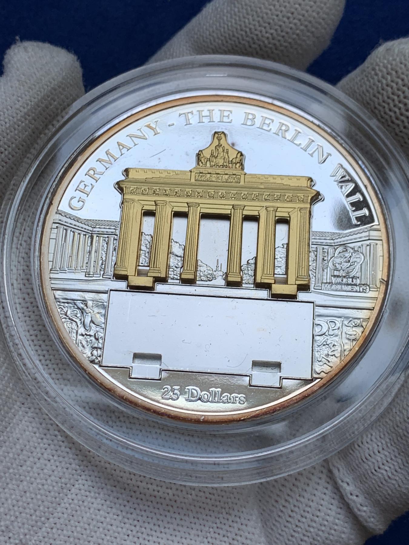 《竞宝斋》第272场- 周日，周一，周二  3场连拍 （全场包邮） 库克2009年世界奇观德国勃兰登堡门柏林墙精制立体镀金纪念银币 999银 100.3克 底下少一个配件 实物见图