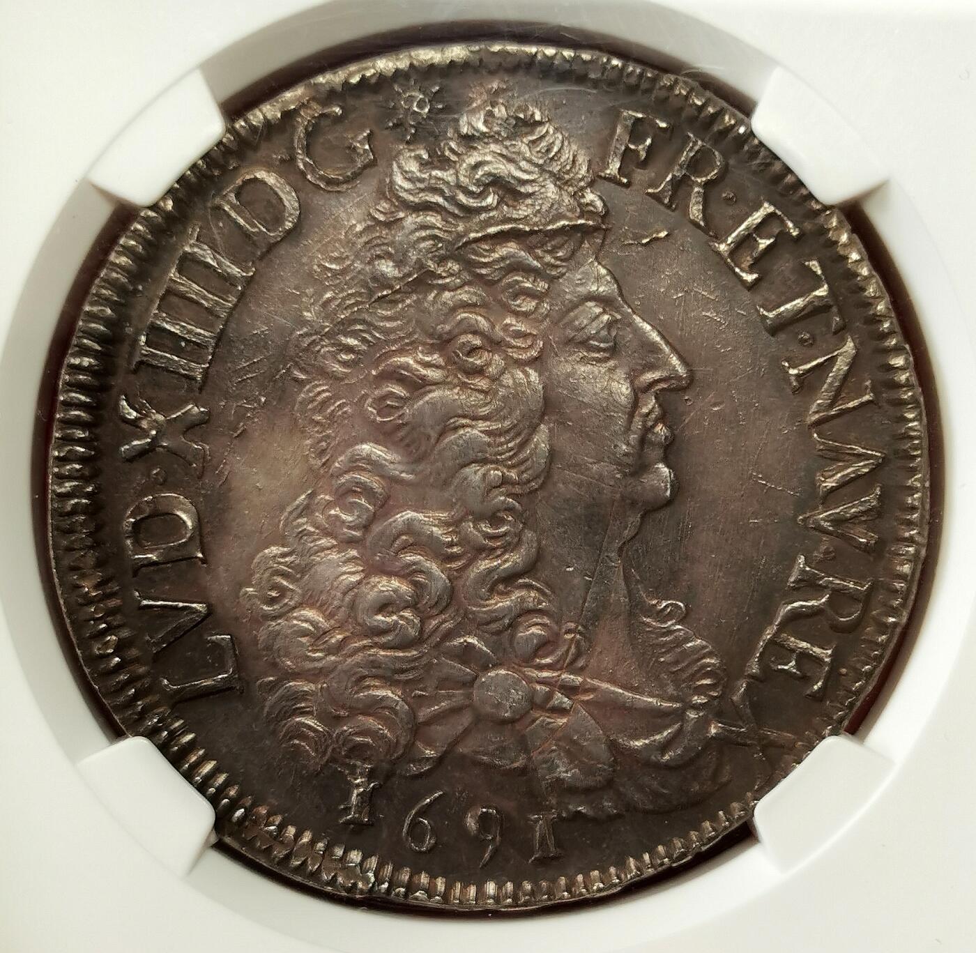 凡希社世界钱币微拍第二百七十期 荐！1691G法国太阳王路易十四埃居大银NGC-MS61普瓦捷厂，深色包浆全深打，无减重痕，侧光下泛出一抹钢蓝彩，典雅迷人！