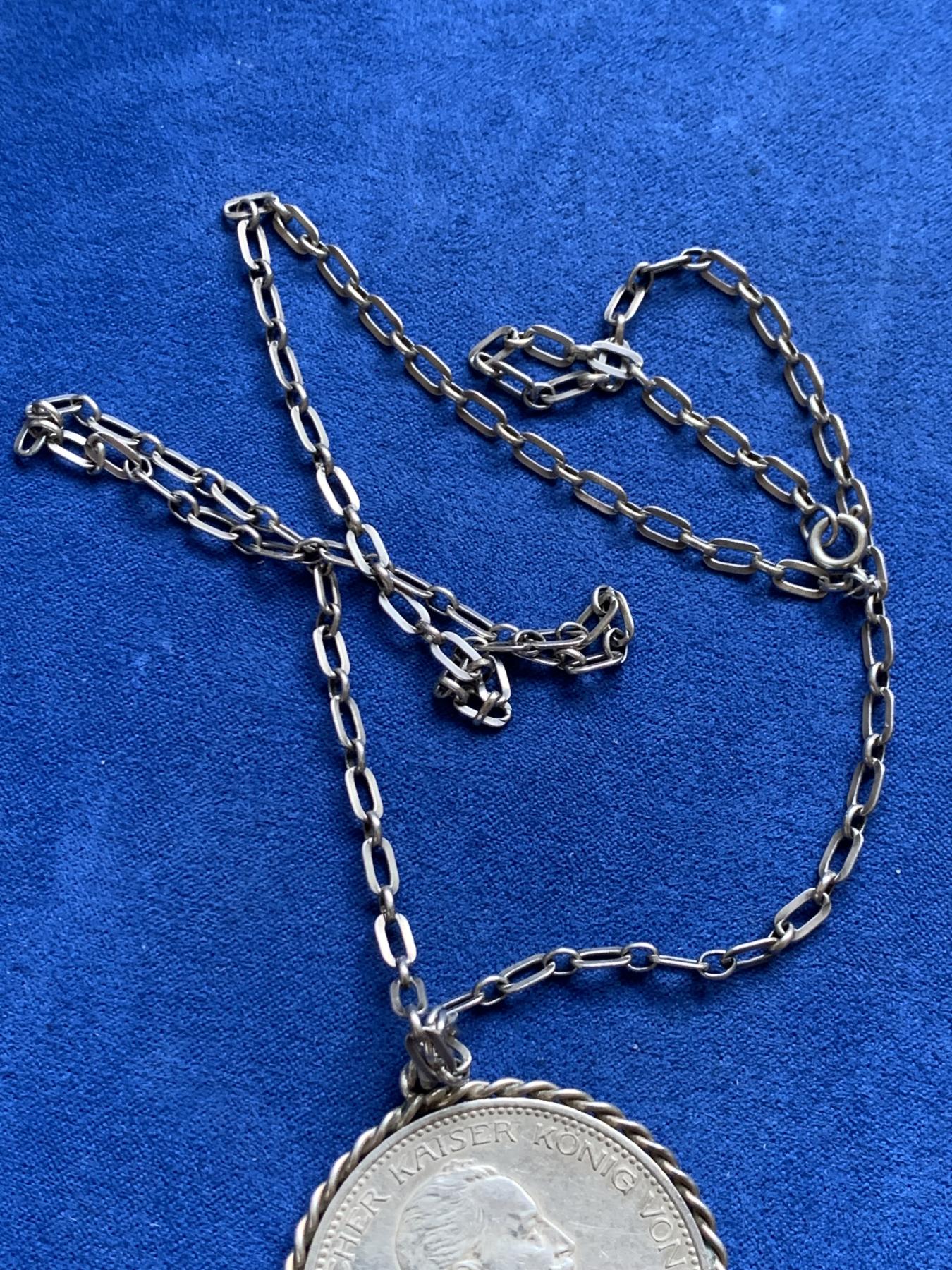 《竞宝斋》第272场- 周日，周一，周二  3场连拍 （全场包邮） 德国1914年普鲁士5马克大银币 改项链 带完整老银链 重39.3g