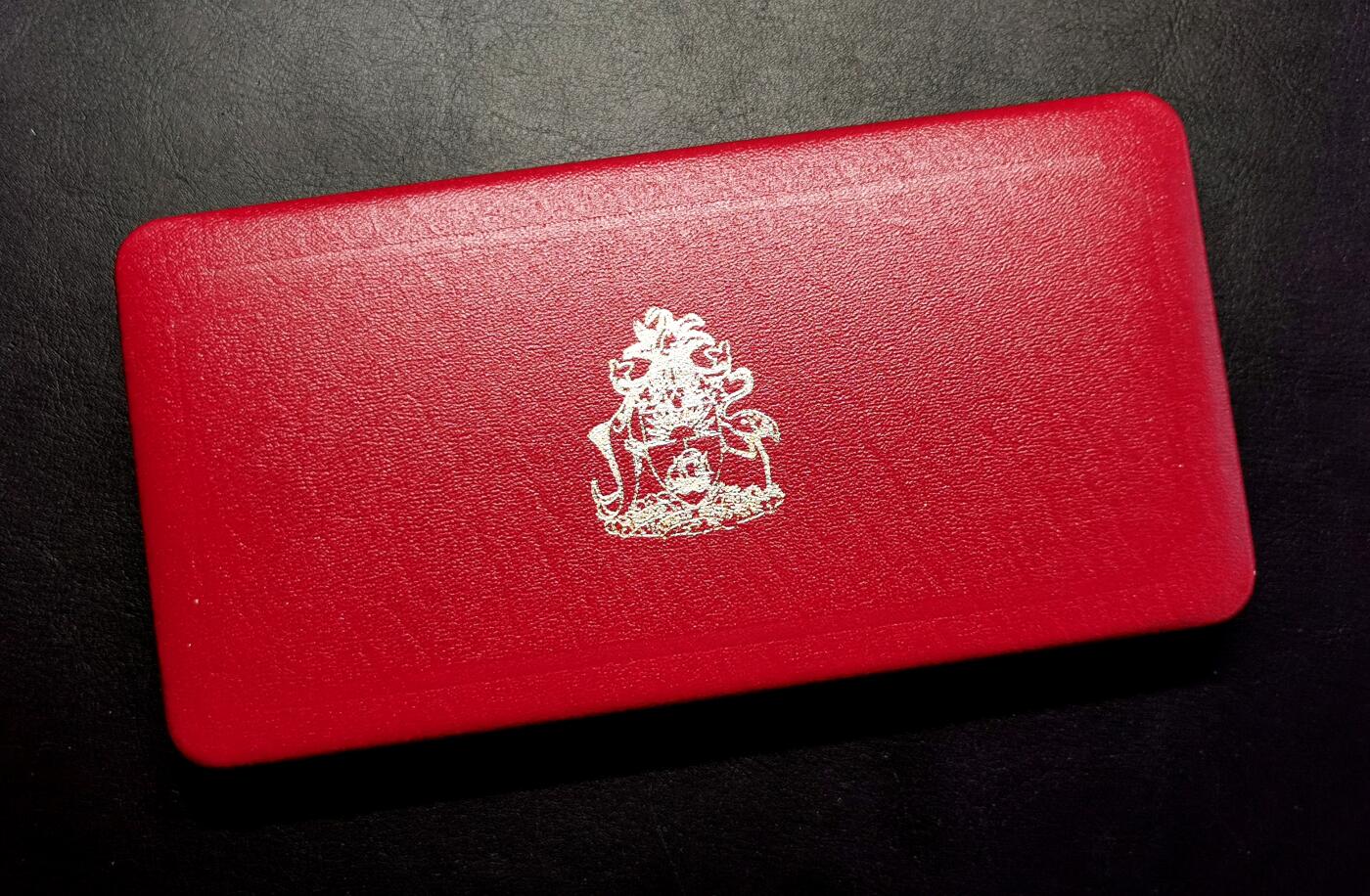 凡希社世界钱币微拍第二百七十期 1973巴哈马精铸PS九枚，附原厂盒证，塑封略有起泡，币轻微氧化。