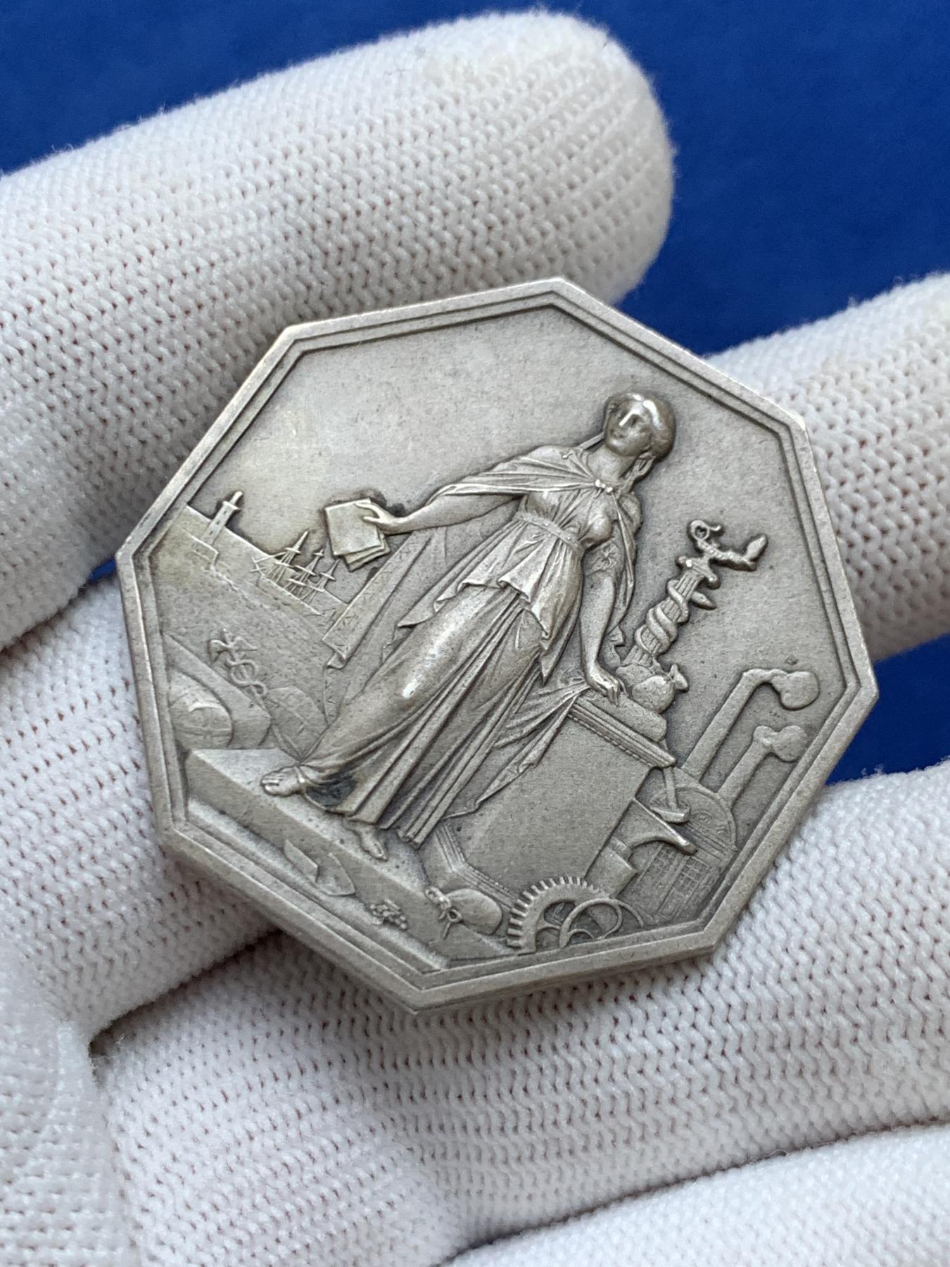 《竞宝斋》第272场- 周日，周一，周二  3场连拍 （全场包邮） 法国 1859年 工商信贷银行八角银质代币 品相好 37mm 21.3克