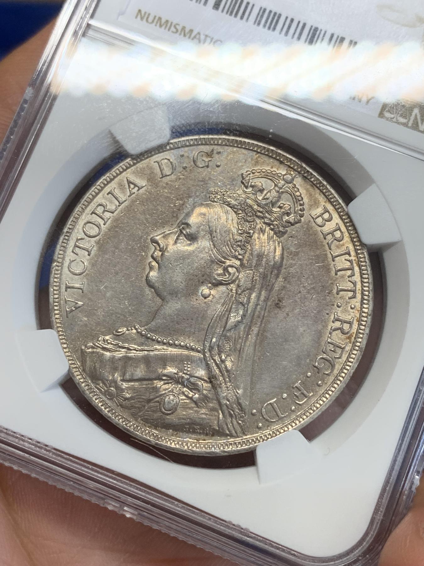 《竞宝斋》第272场- 周日，周一，周二  3场连拍 （全场包邮） NGC AUD 英国1890年维多利亚女王高冠马剑1克朗银币