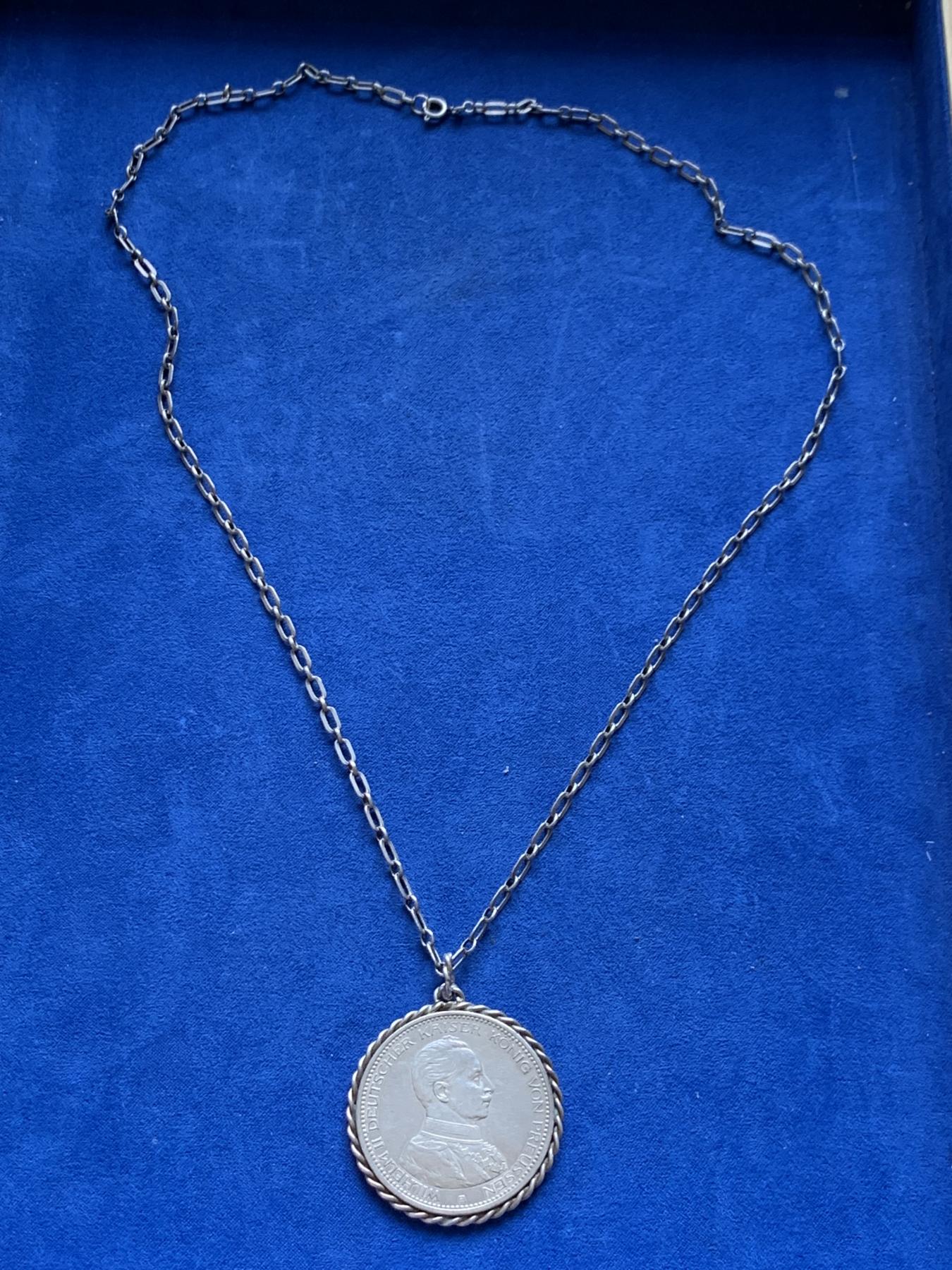 《竞宝斋》第272场- 周日，周一，周二  3场连拍 （全场包邮） 德国1914年普鲁士5马克大银币 改项链 带完整老银链 重39.3g