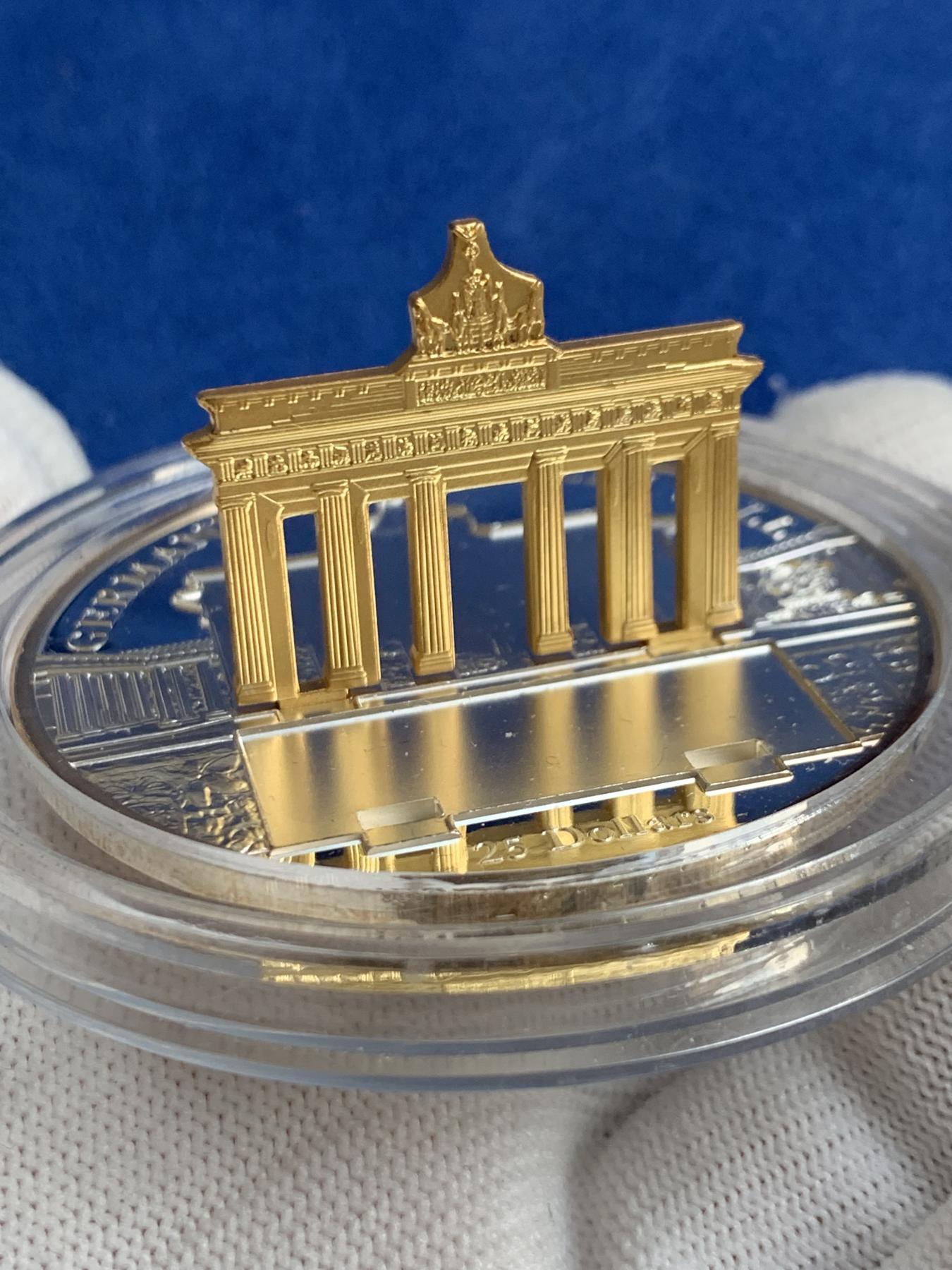 《竞宝斋》第272场- 周日，周一，周二  3场连拍 （全场包邮） 库克2009年世界奇观德国勃兰登堡门柏林墙精制立体镀金纪念银币 999银 100.3克 底下少一个配件 实物见图