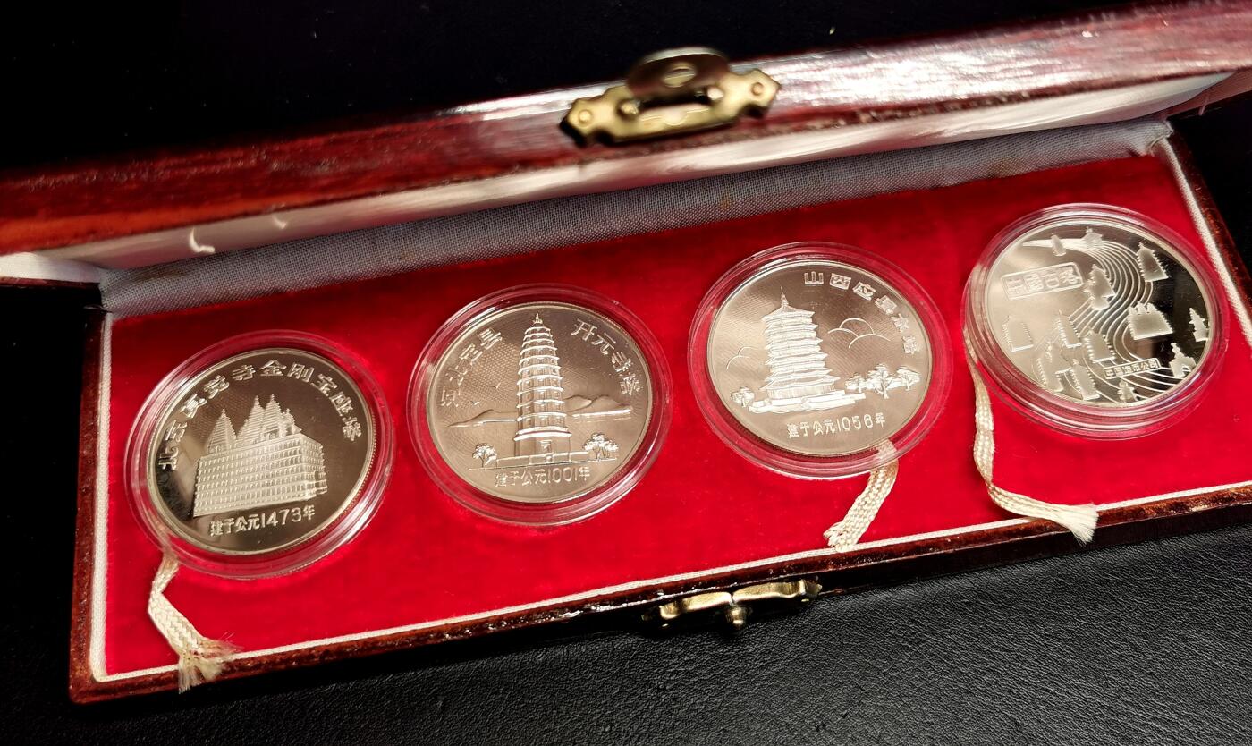 凡希社世界钱币微拍第二百七十期 1983中国造币公司古塔纯银章四枚套附原厂包装，部分边缘有乳状氧化，纯银章铸造仅仅260套，早期官方章精品！