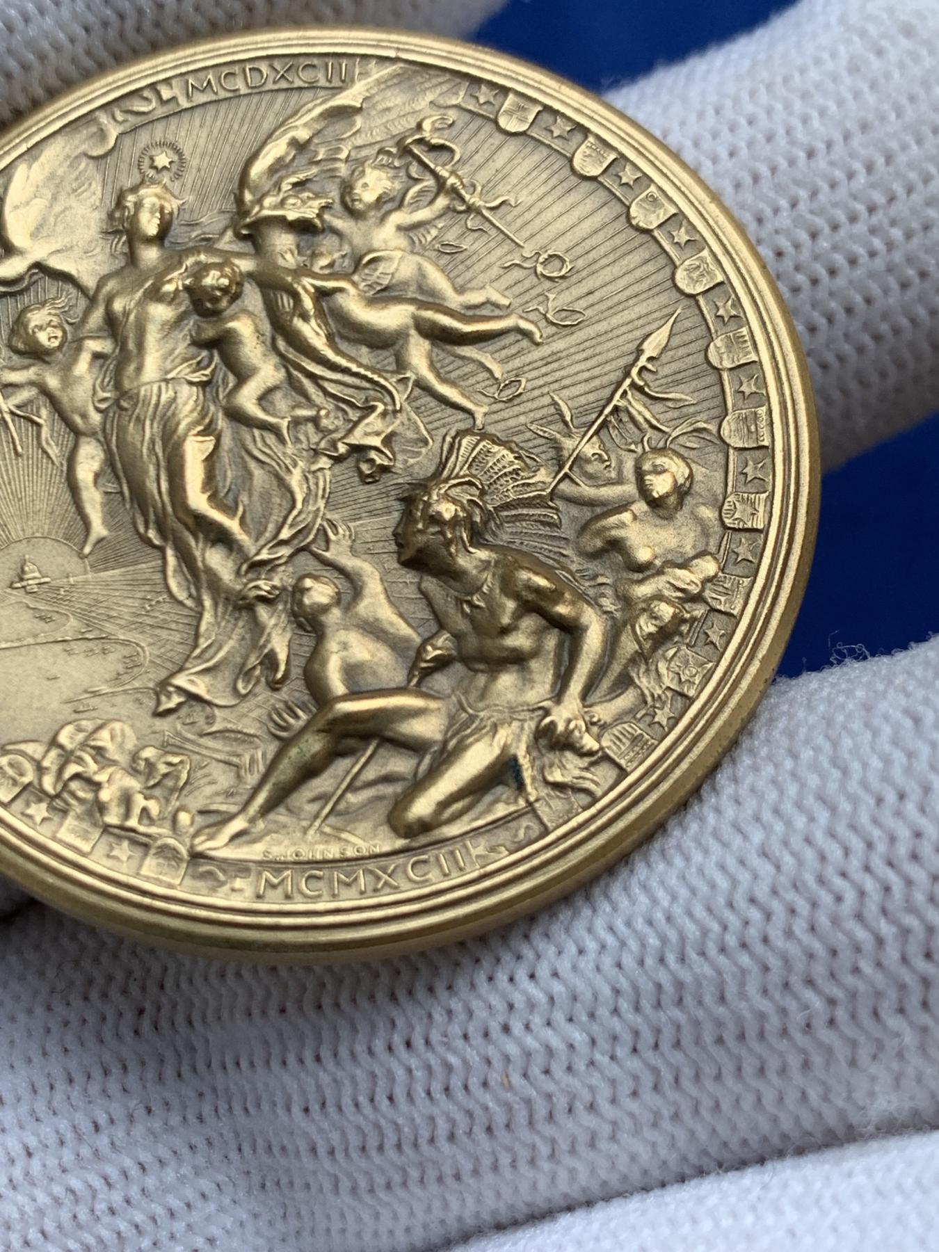 《竞宝斋》第272场- 周日，周一，周二  3场连拍 （全场包邮） 意大利 哥伦布发现美洲大陆500周年超高浮雕镀金铜章 章面内容丰富 细节精致 品相完好无损 31克 39.4mm