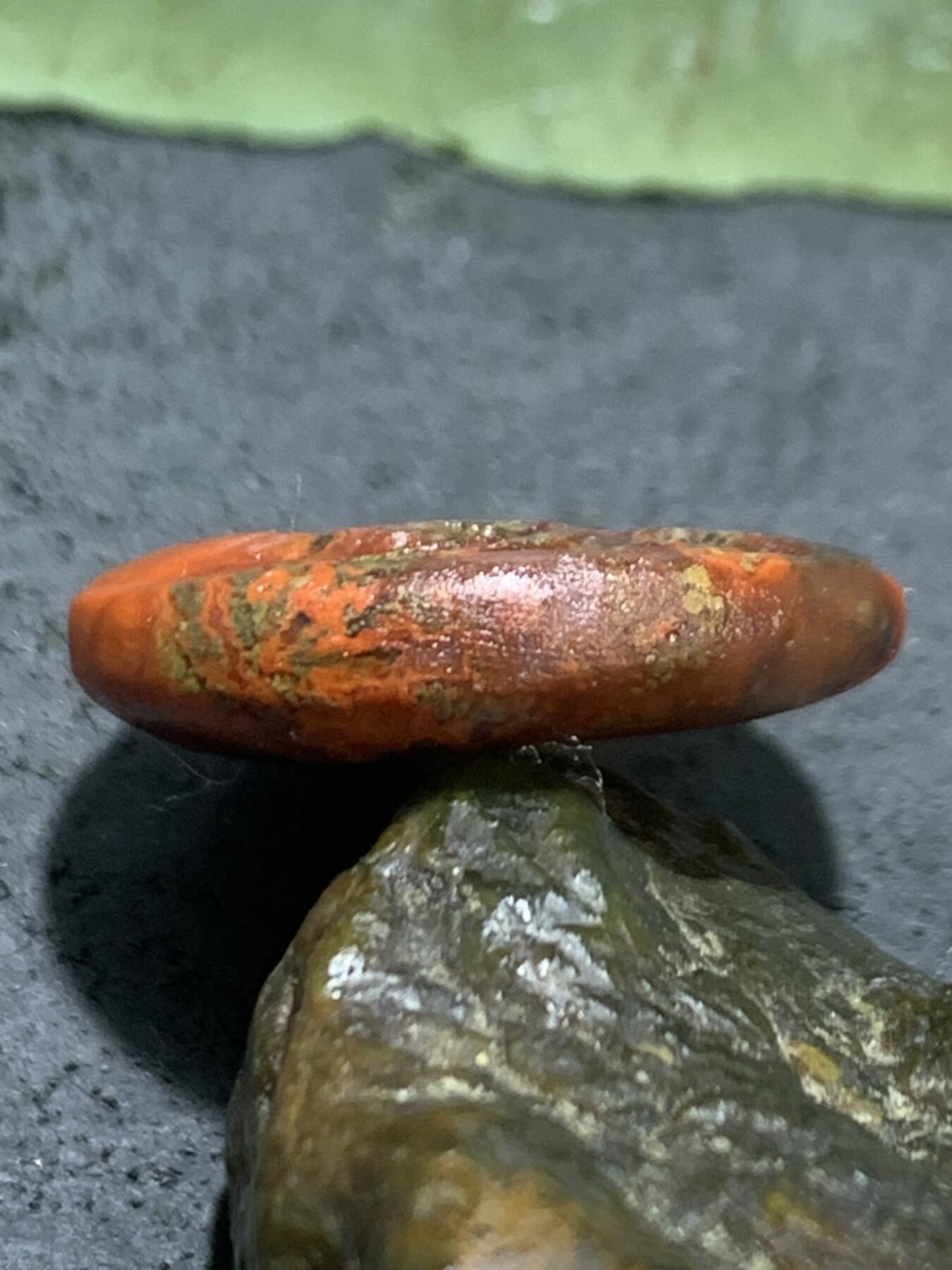 精美亚光草花纹战国红玛瑙手工俏色巧雕红龙鱼吊坠一个