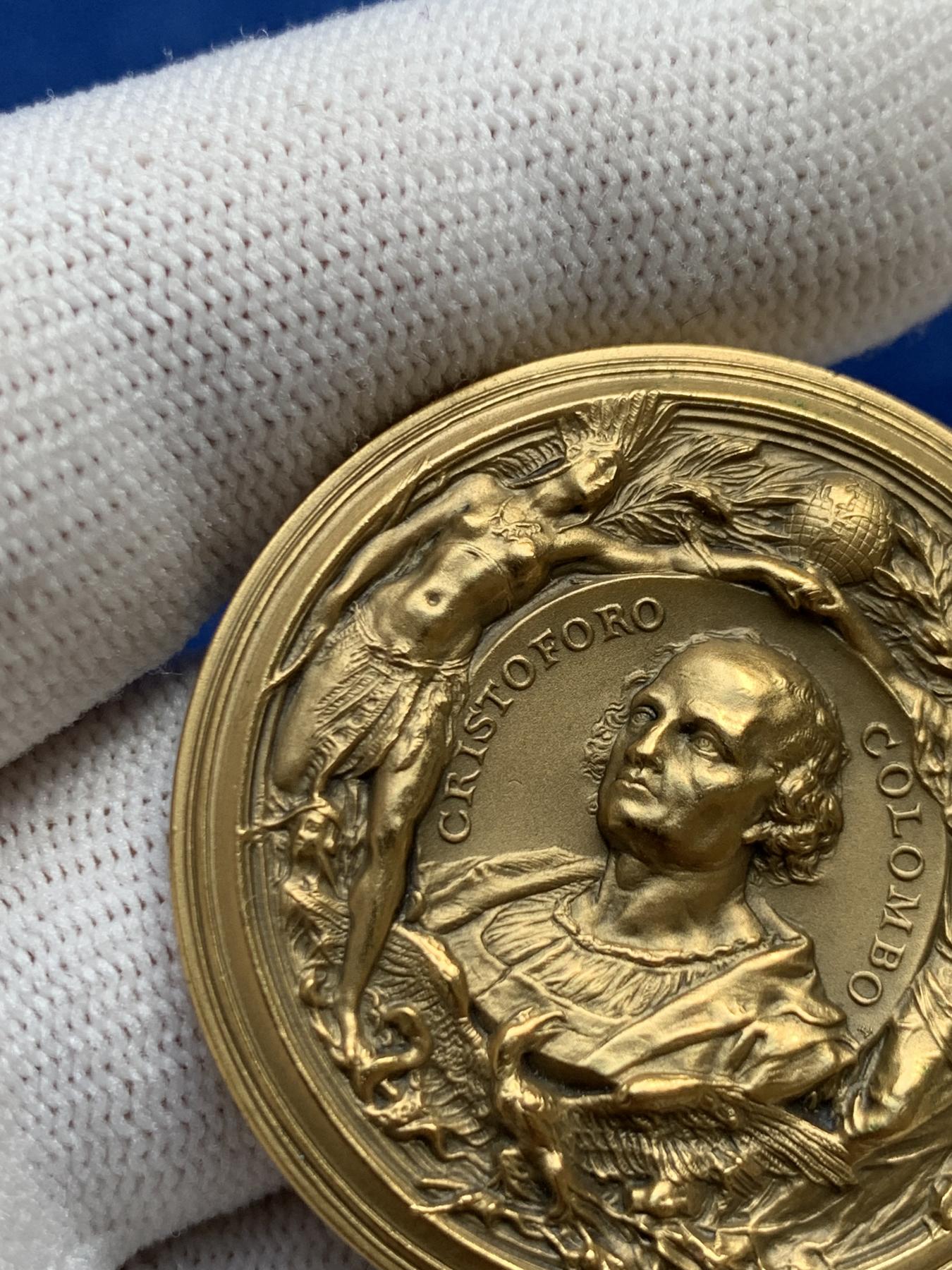 《竞宝斋》第272场- 周日，周一，周二  3场连拍 （全场包邮） 意大利 哥伦布发现美洲大陆500周年超高浮雕镀金铜章 章面内容丰富 细节精致 品相完好无损 31克 39.4mm