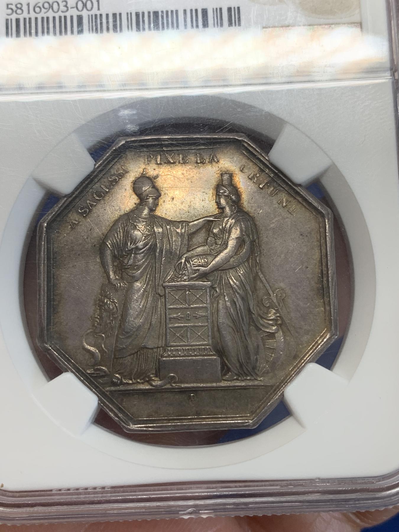 《竞宝斋》第272场- 周日，周一，周二  3场连拍 （全场包邮） NGC MS62 1799年法兰西银行成立银质八角代币 法兰西银行，正面铭文“智慧决定财富”，拿皇的国库，雅典娜手持海妖盾牌和手持丰饶角的财富女神，非后铸版本，此版N评级的八角MS仅8枚，季军分，稀缺版别！