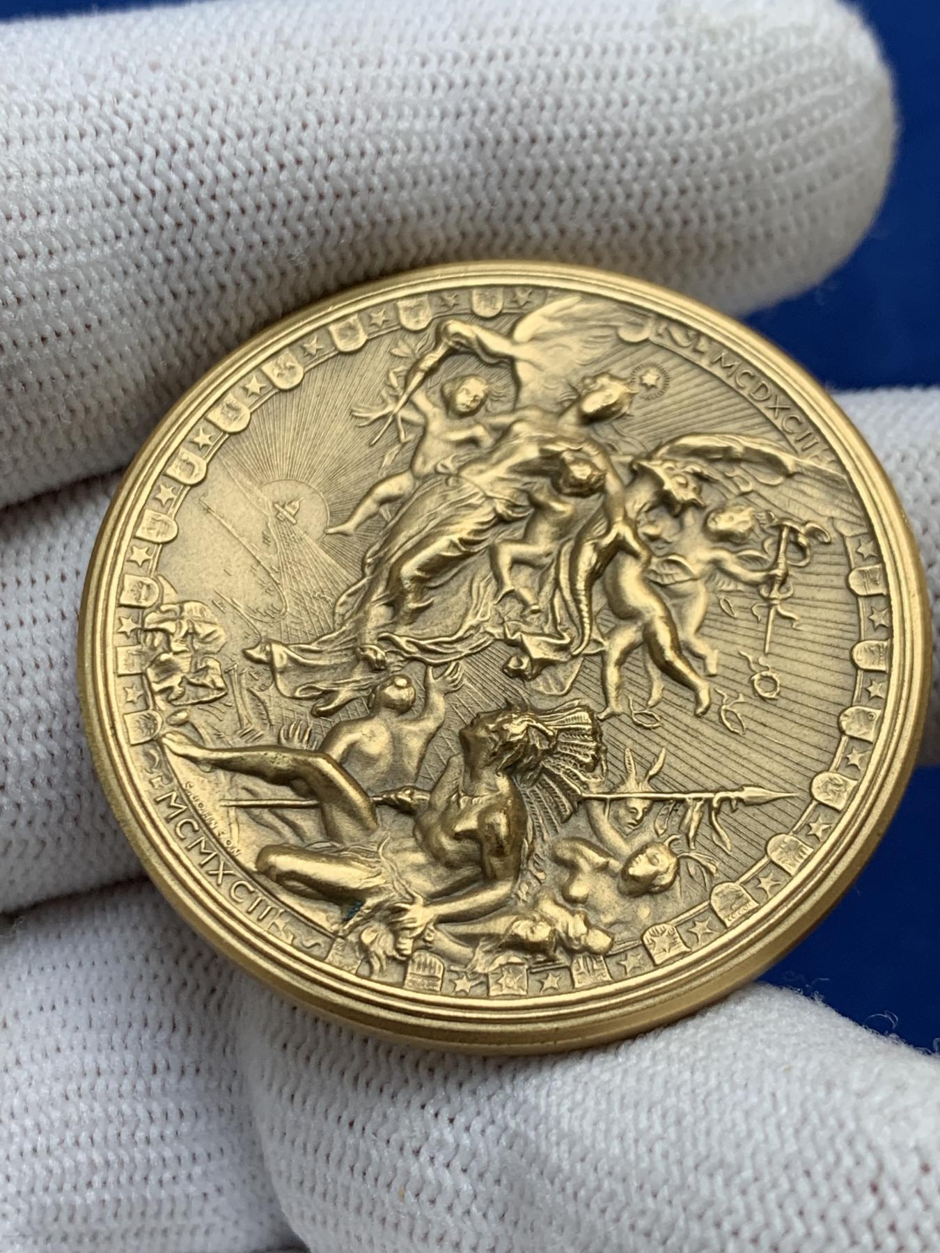 《竞宝斋》第272场- 周日，周一，周二  3场连拍 （全场包邮） 意大利 哥伦布发现美洲大陆500周年超高浮雕镀金铜章 章面内容丰富 细节精致 品相完好无损 31克 39.4mm