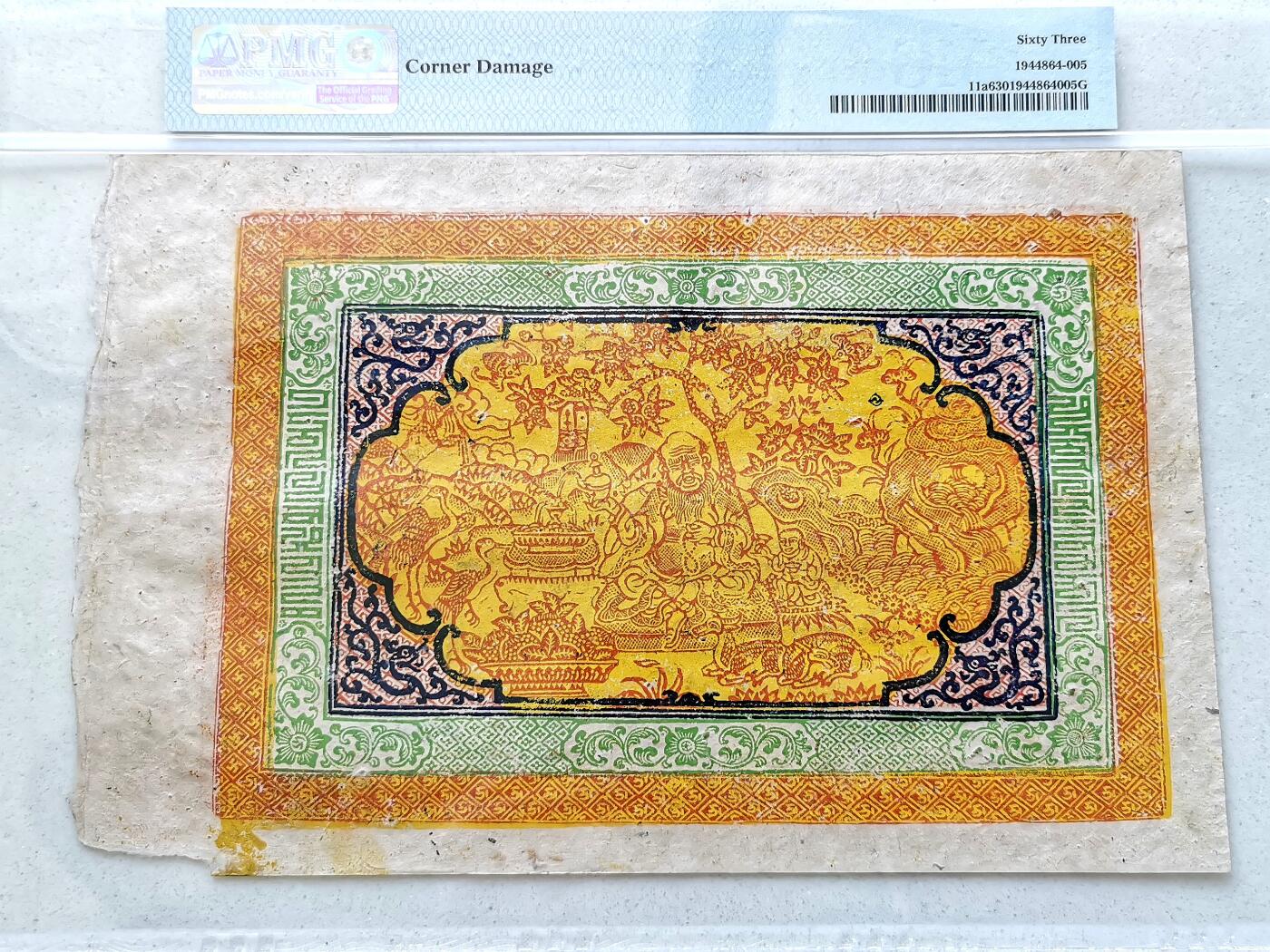 凡希社世界钱币微拍第二百七十期 1942-59中国西藏100两藏钞PMG-MS63大字版，正面中央为二狮托一宝盘，号码位置在左上方和右下方，背面一圣者坐在菩提树下，手持宝壶滋润大地。藏钞用纸由米林军东地方生产，纸的原料中含有狼毒草的根，这种纸张有三个特点：一是韧性好，二是防鼠咬虫蛀，三是没有任何纹印，后一特点也是鉴别假钞的重要标志之一。。