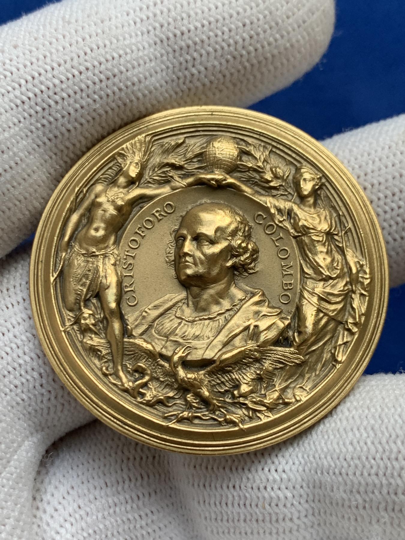 《竞宝斋》第272场- 周日，周一，周二  3场连拍 （全场包邮） 意大利 哥伦布发现美洲大陆500周年超高浮雕镀金铜章 章面内容丰富 细节精致 品相完好无损 31克 39.4mm