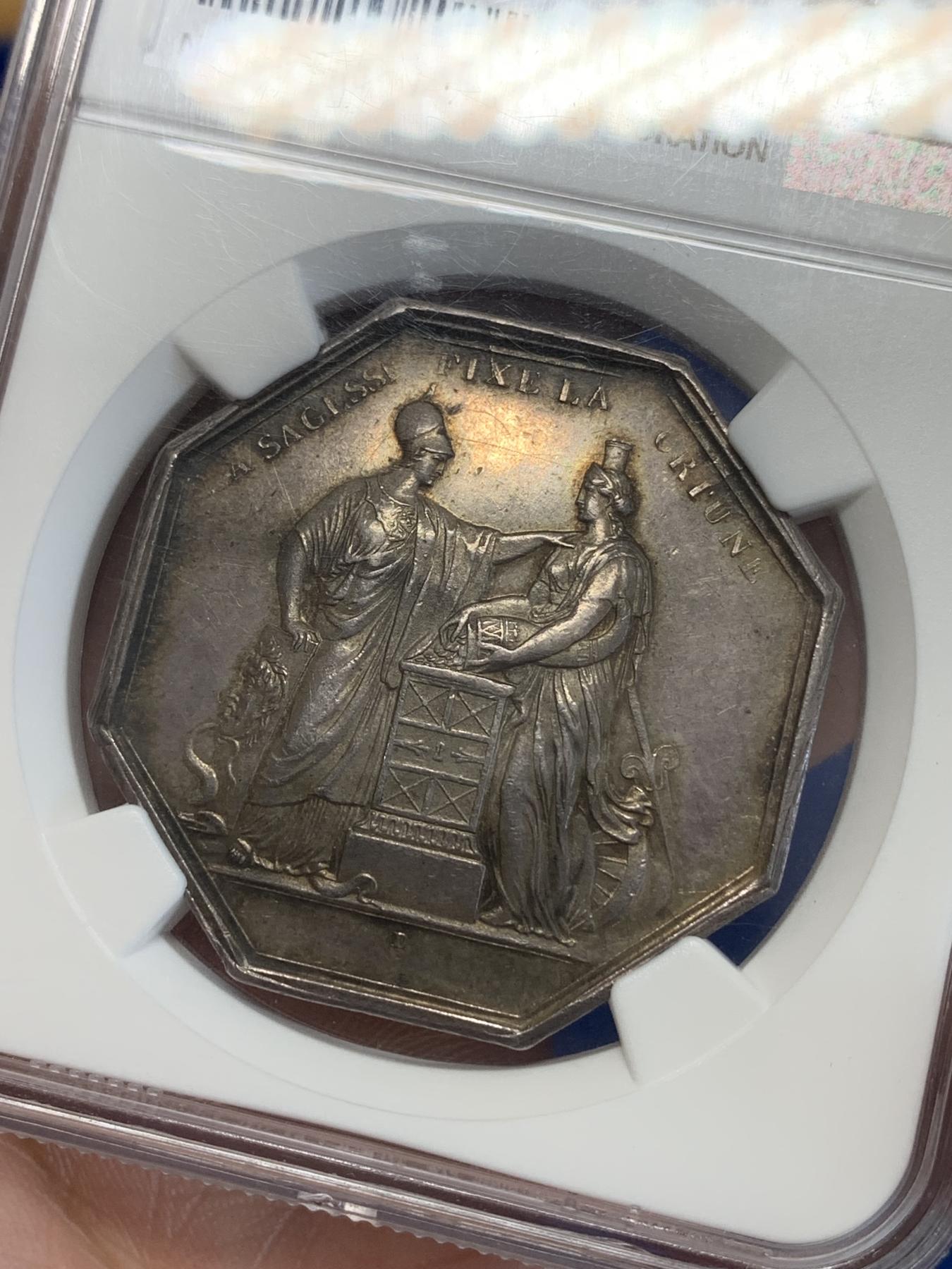 《竞宝斋》第272场- 周日，周一，周二  3场连拍 （全场包邮） NGC MS62 1799年法兰西银行成立银质八角代币 法兰西银行，正面铭文“智慧决定财富”，拿皇的国库，雅典娜手持海妖盾牌和手持丰饶角的财富女神，非后铸版本，此版N评级的八角MS仅8枚，季军分，稀缺版别！