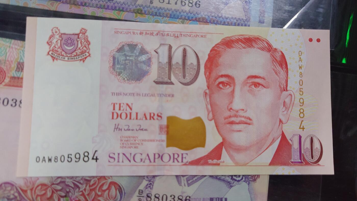 【世界钱币】精选微拍第108期暨2024年第19期  评级币裸钞混合版 1999年新加坡人像版纸币10元 全新绝品无斑尾号984