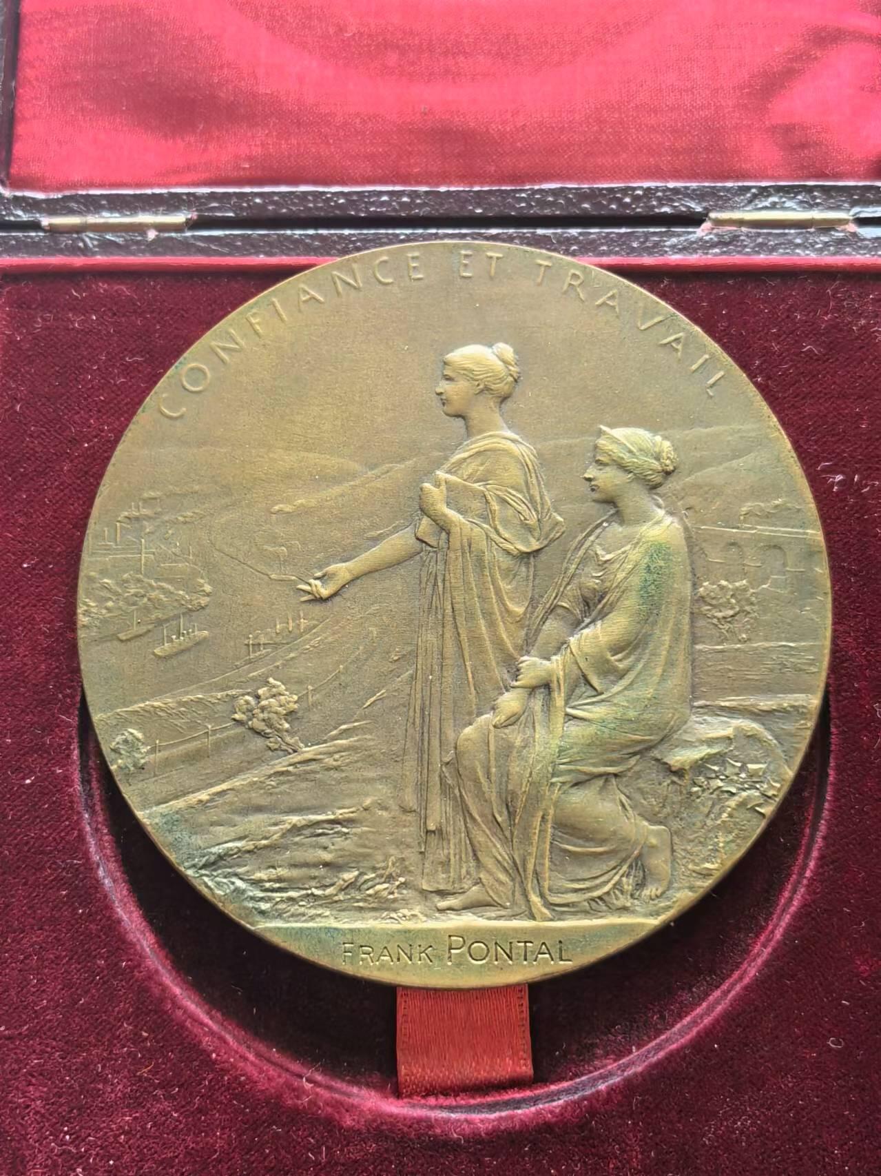 法兰西银行百年纪念铜章，新艺术大师roty名誉作品，直径68mm，高分极品，带盒子。