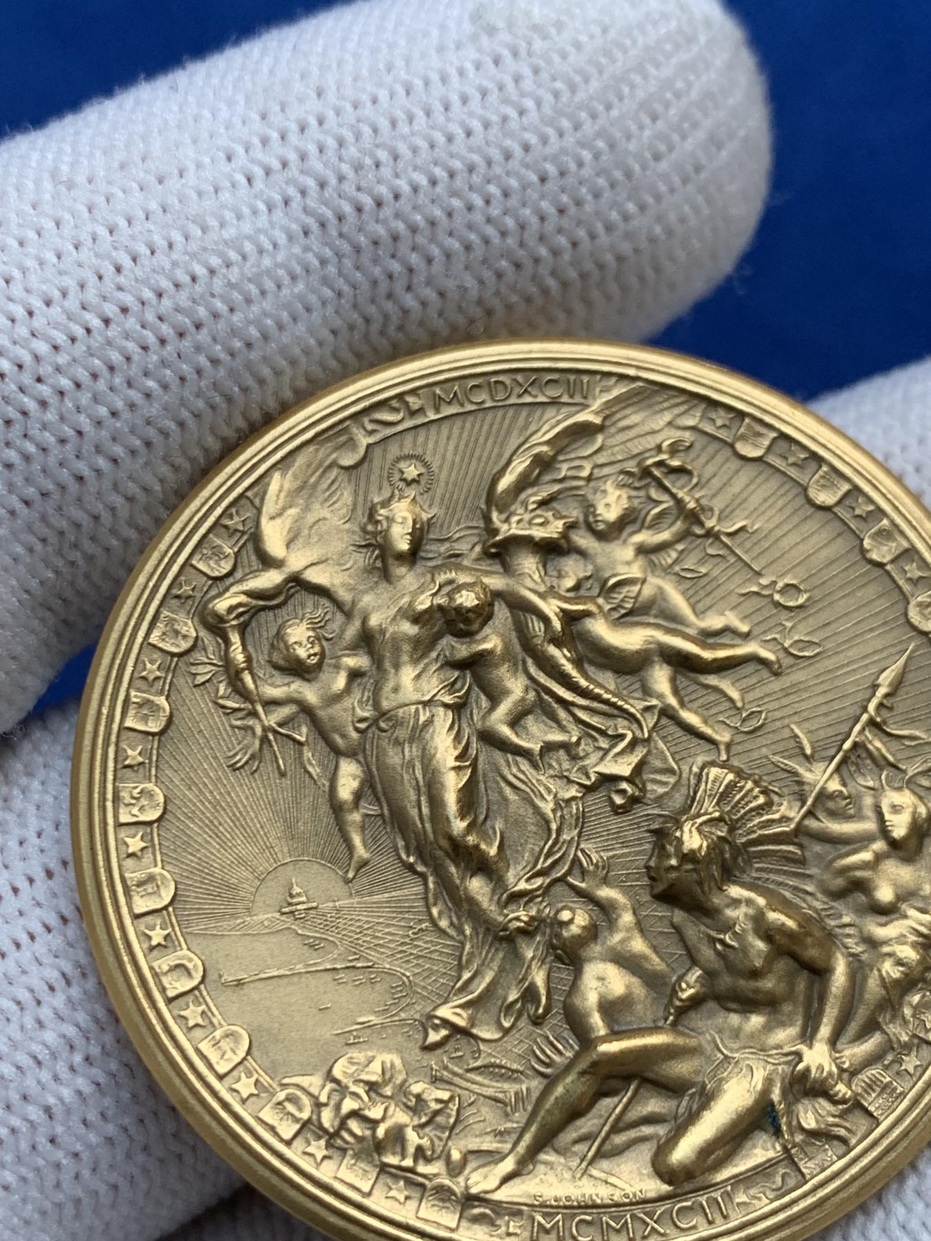 《竞宝斋》第272场- 周日，周一，周二  3场连拍 （全场包邮） 意大利 哥伦布发现美洲大陆500周年超高浮雕镀金铜章 章面内容丰富 细节精致 品相完好无损 31克 39.4mm