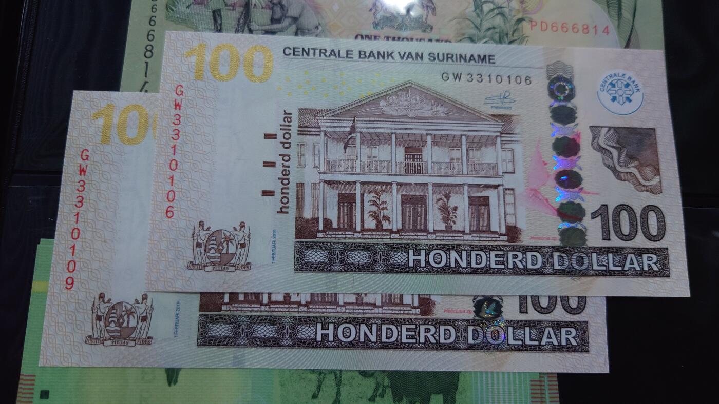 【世界钱币】精选微拍第108期暨2024年第19期  评级币裸钞混合版 2012年苏里南100元 全新绝品无47 尾号106(一张)