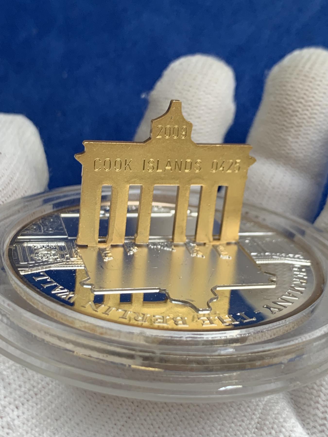 《竞宝斋》第272场- 周日，周一，周二  3场连拍 （全场包邮） 库克2009年世界奇观德国勃兰登堡门柏林墙精制立体镀金纪念银币 999银 100.3克 底下少一个配件 实物见图