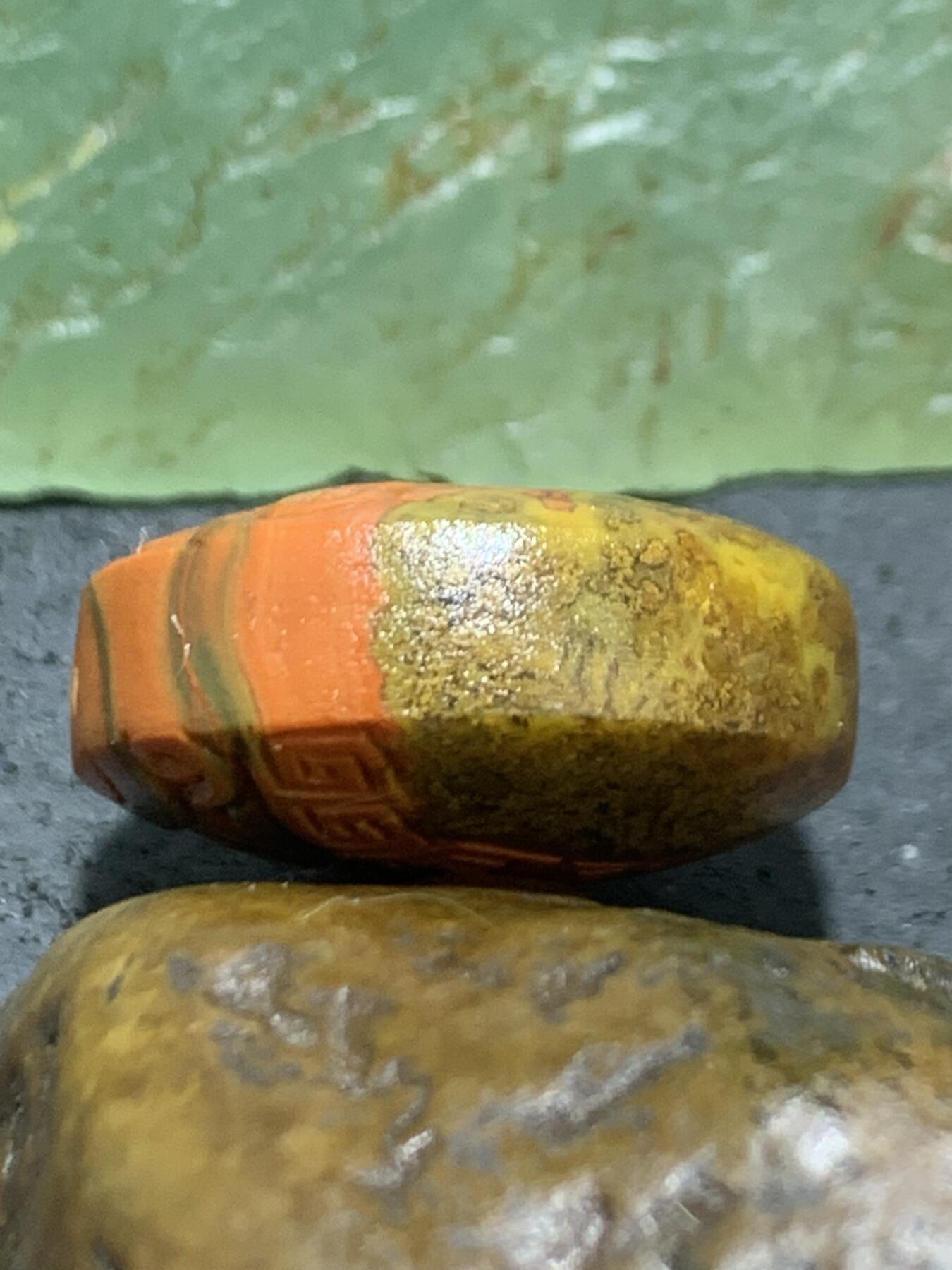 精美亚光草花纹战国红玛瑙手工俏色巧雕经典仿古纹板珠（背云）一个