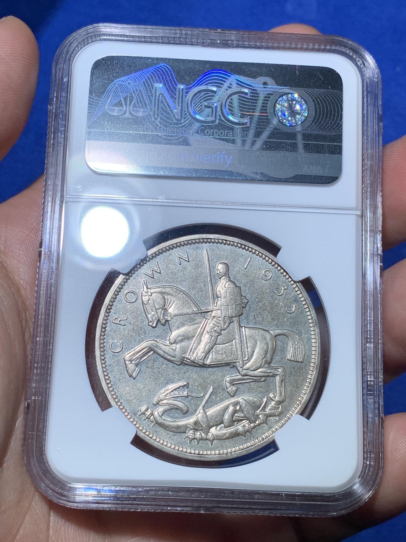 《竞宝斋》第272场- 周日，周一，周二  3场连拍 （全场包邮） NGC SP62 英国1935年乔治五世克朗样币 sp版本比ms少很多 镜面+原包浆难得 品相不止62 性价比高