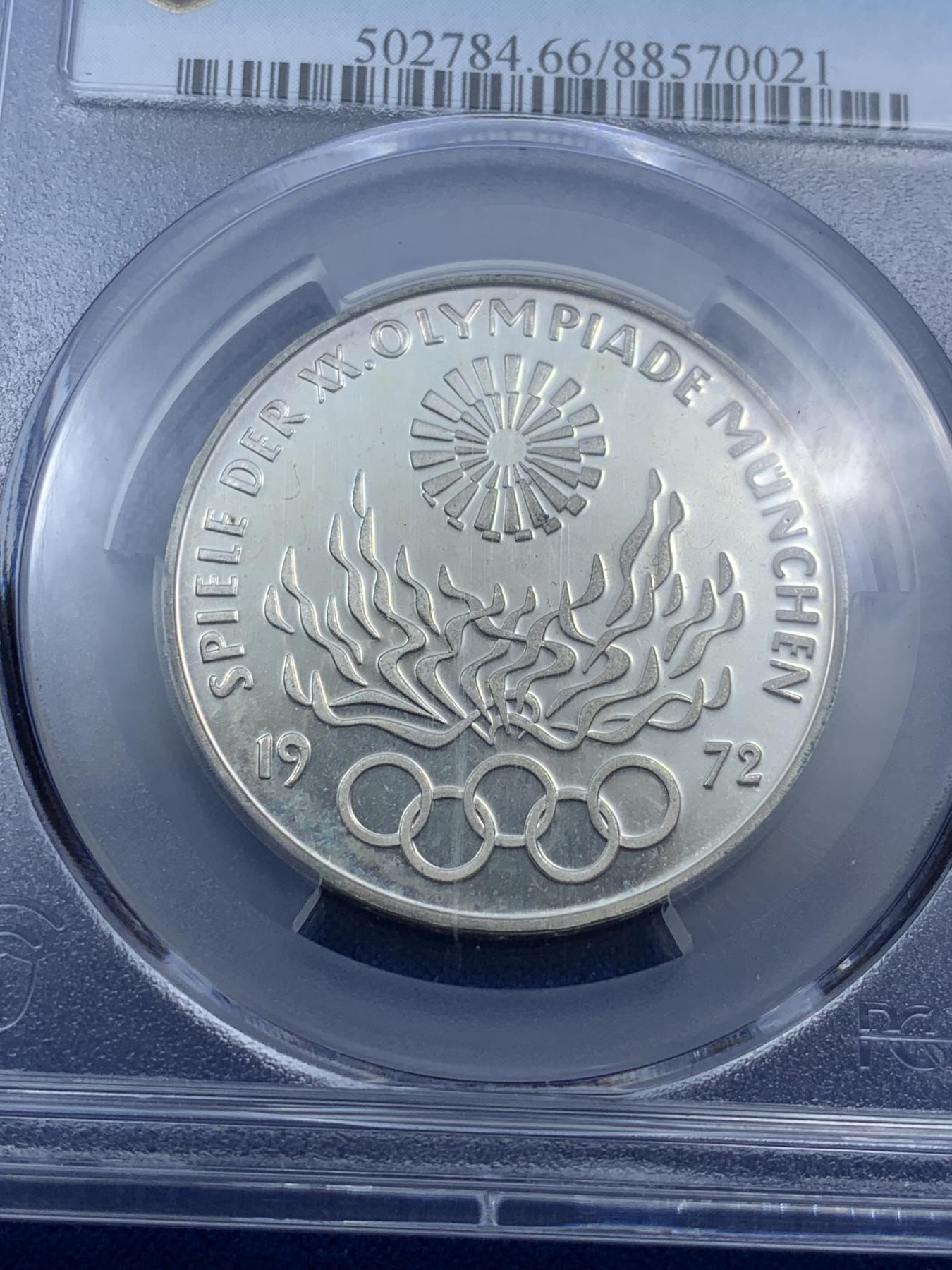 《竞宝斋》第272场- 周日，周一，周二  3场连拍 （全场包邮） PCGS PR66DCAM德国1972年慕尼黑奥运会纪念精致银币 期间发生了奥运史上最血腥的惨案“慕尼黑惨案”。德国仅举办过2届奥运会，分别是1936年的柏林奥运会和1972年的慕尼黑奥运会。此枚纪念意义非凡，高分可藏！