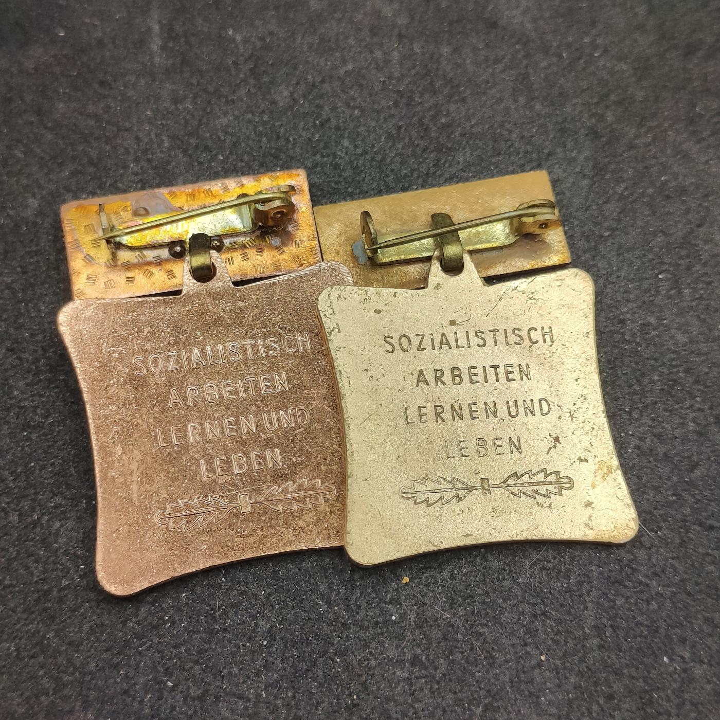 全场0元起拍 第160期 咸鱼国勋章拍卖专场 5月29日（周三）下午6：00开始 东德劳动奖章两个