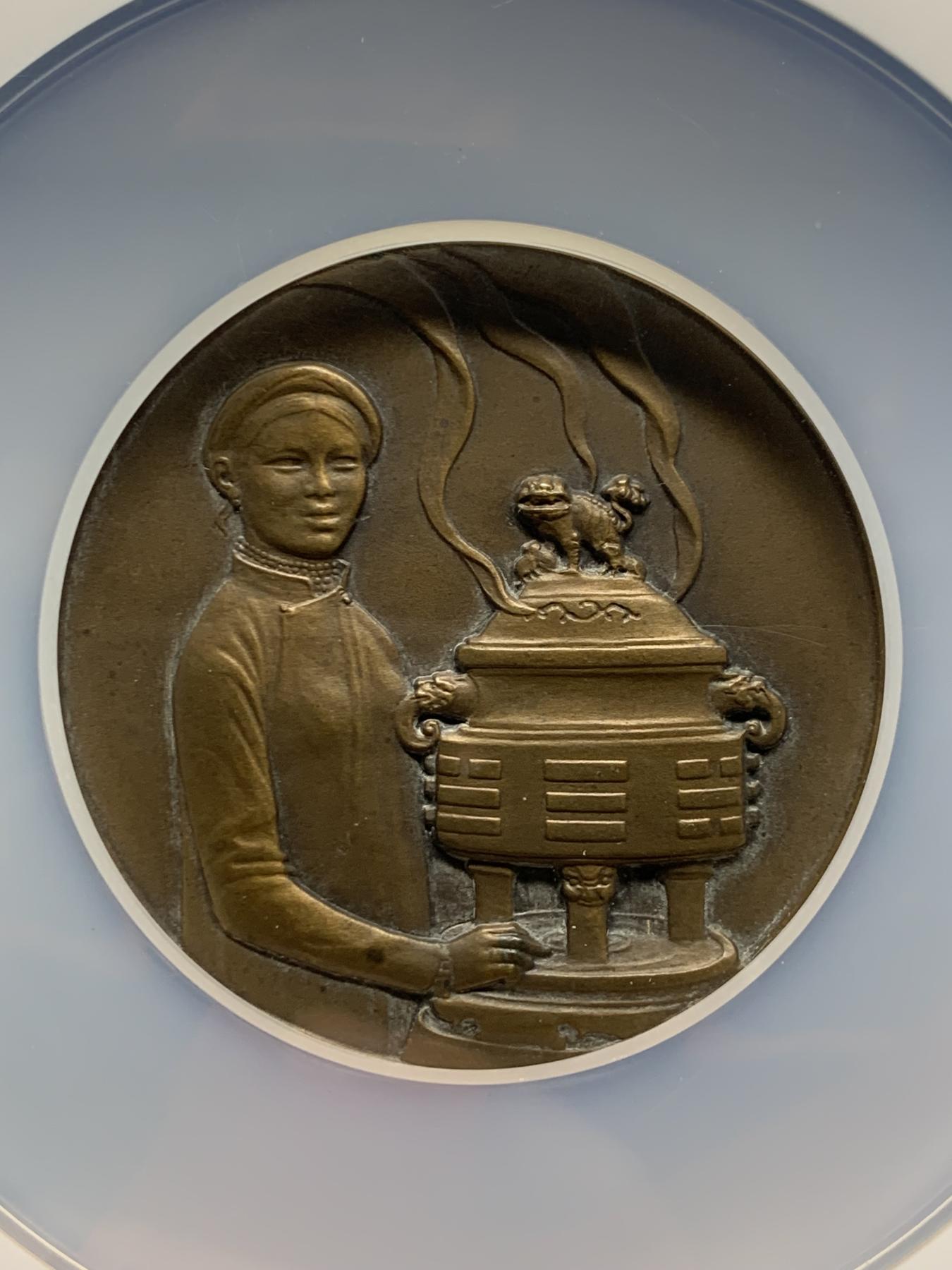 《竞宝斋》第272场- 周日，周一，周二  3场连拍 （全场包邮） NGC-MS63BN 法属安南1931年殖民博览会大铜章 正面身穿传统奥黛女子手扶袅袅升烟的八卦大香炉 背面凤鸟与东京，东京为越南北部旧称， 60毫米,102.5克 大盒封装