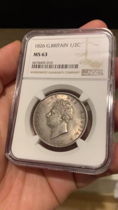 《竞宝斋》第272场- 周日，周一，周二  3场连拍 （全场包邮） NGC MS63 英国1826乔治四世半克朗 盾徽版 背面图案精美 栩栩如生 高品比三花版少见 也比1825少 深彩包浆 收藏佳品 乔四一直都是英系大热！