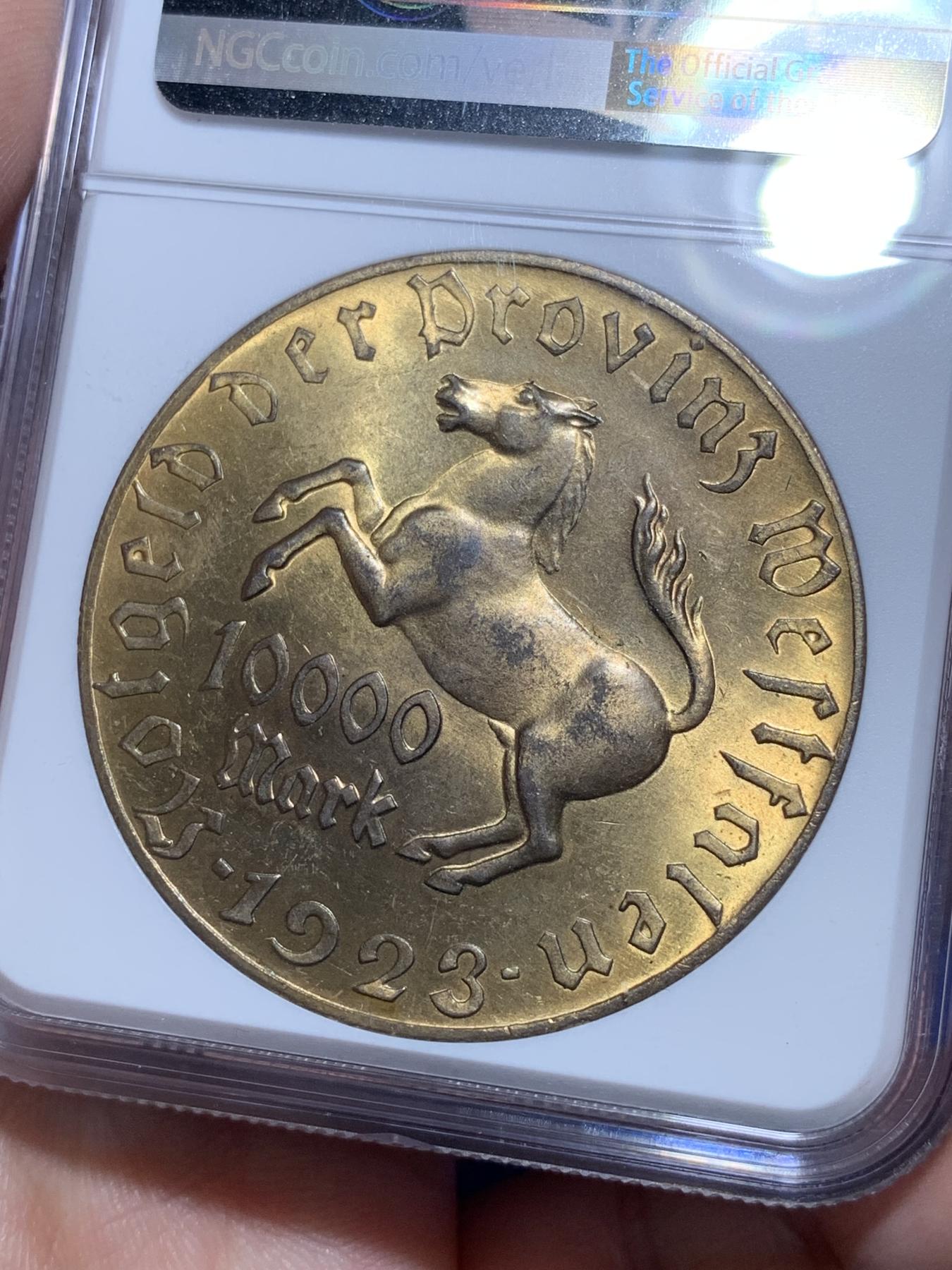 《竞宝斋》第272场- 周日，周一，周二  3场连拍 （全场包邮） NGC MS63 魏玛德国1923年10000马克镀金紧急货币 品相好