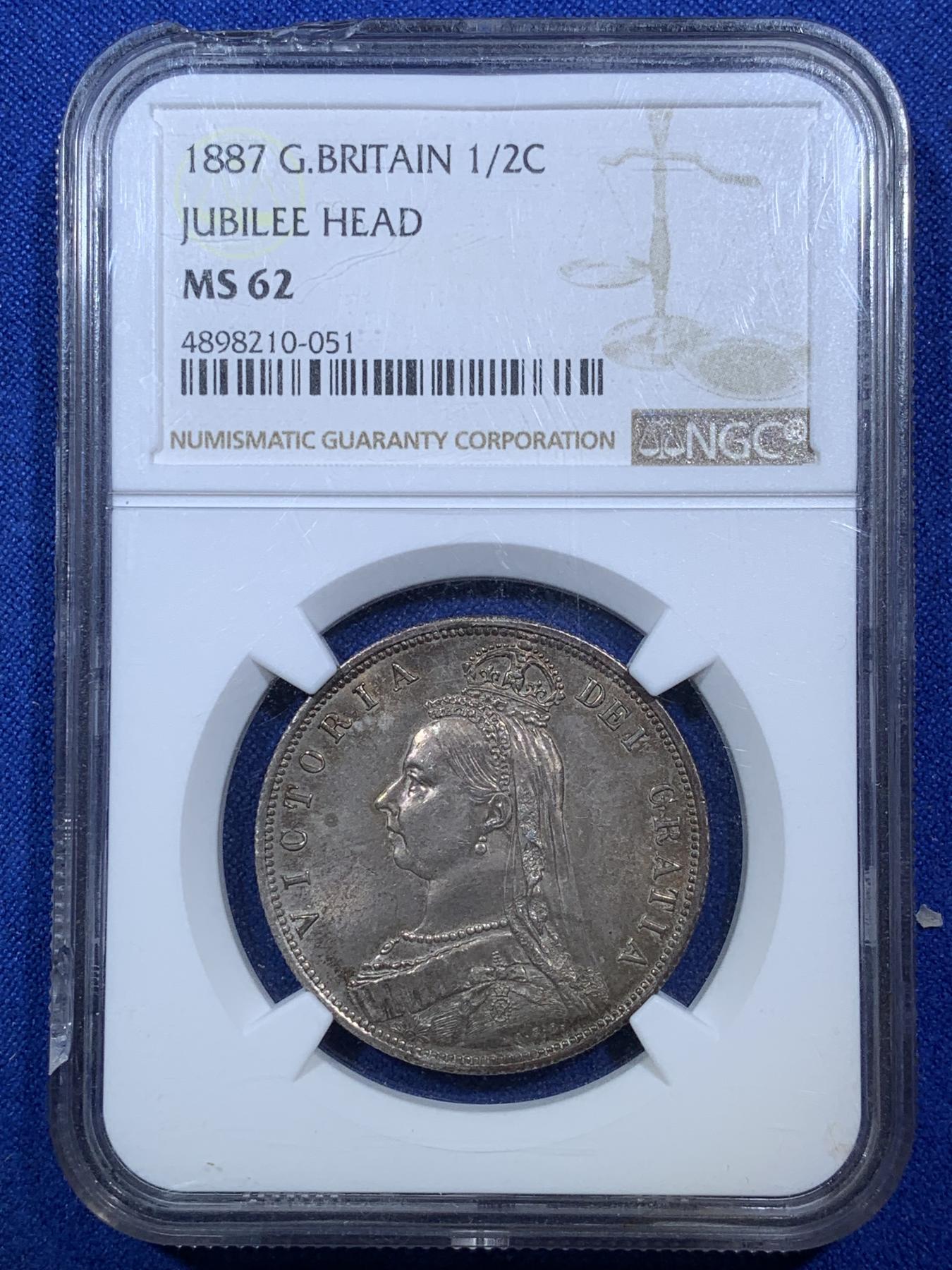 《竞宝斋》第272场- 周日，周一，周二  3场连拍 （全场包邮） NGC MS62 英国1887年维多利亚高冠半克朗银币 盒子有磕不影响密封