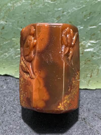 精美亚光冻料草花纹战国红玛瑙手工俏色巧雕花开见佛六棱桶珠一个， 精美亚光冻料草花纹战国红玛瑙手工俏色巧雕花开见佛六棱桶珠一个，