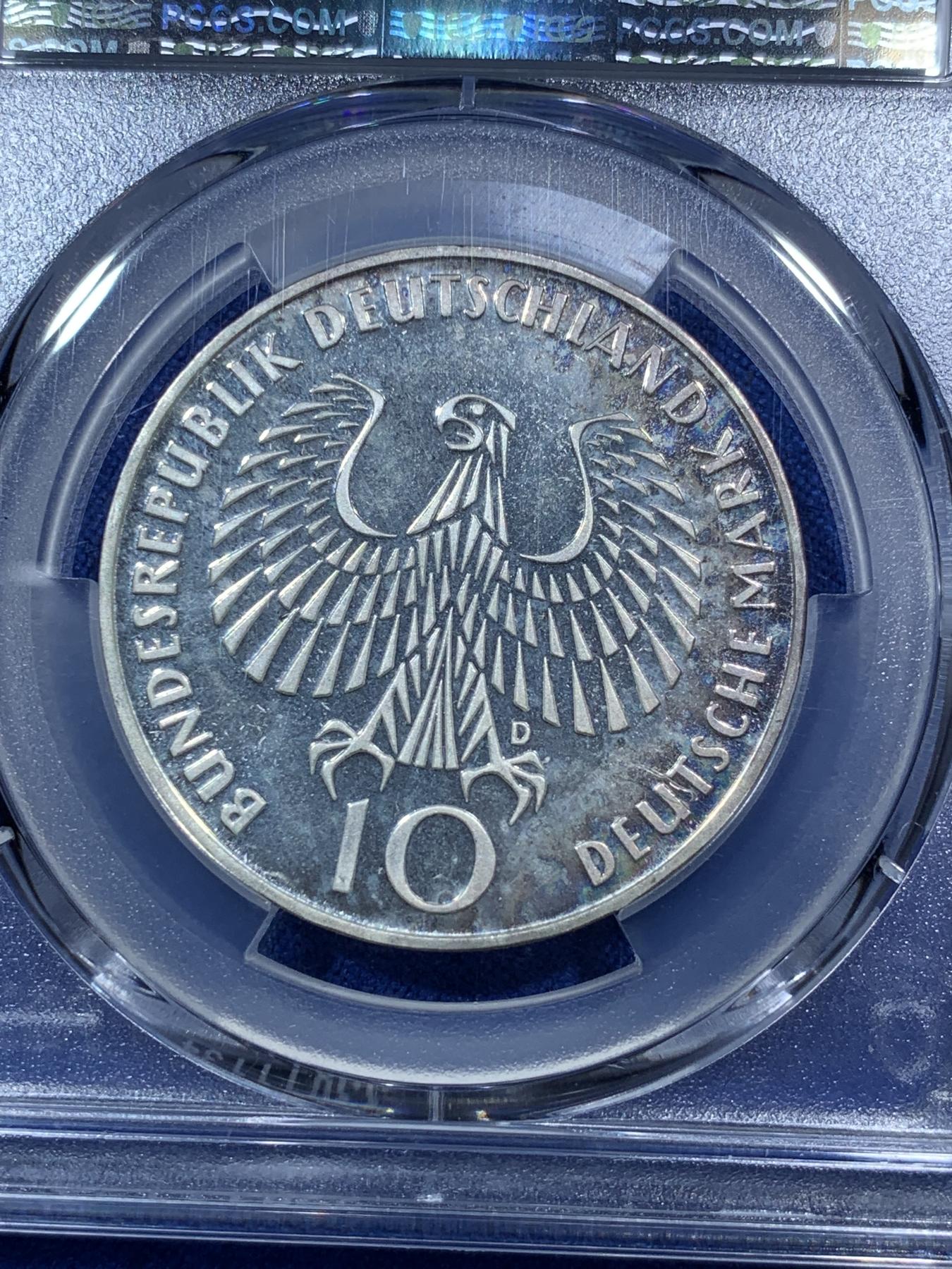 《竞宝斋》第272场- 周日，周一，周二  3场连拍 （全场包邮） PCGS PR66DCAM德国1972年慕尼黑奥运会纪念精致银币 期间发生了奥运史上最血腥的惨案“慕尼黑惨案”。德国仅举办过2届奥运会，分别是1936年的柏林奥运会和1972年的慕尼黑奥运会。此枚纪念意义非凡，高分可藏！