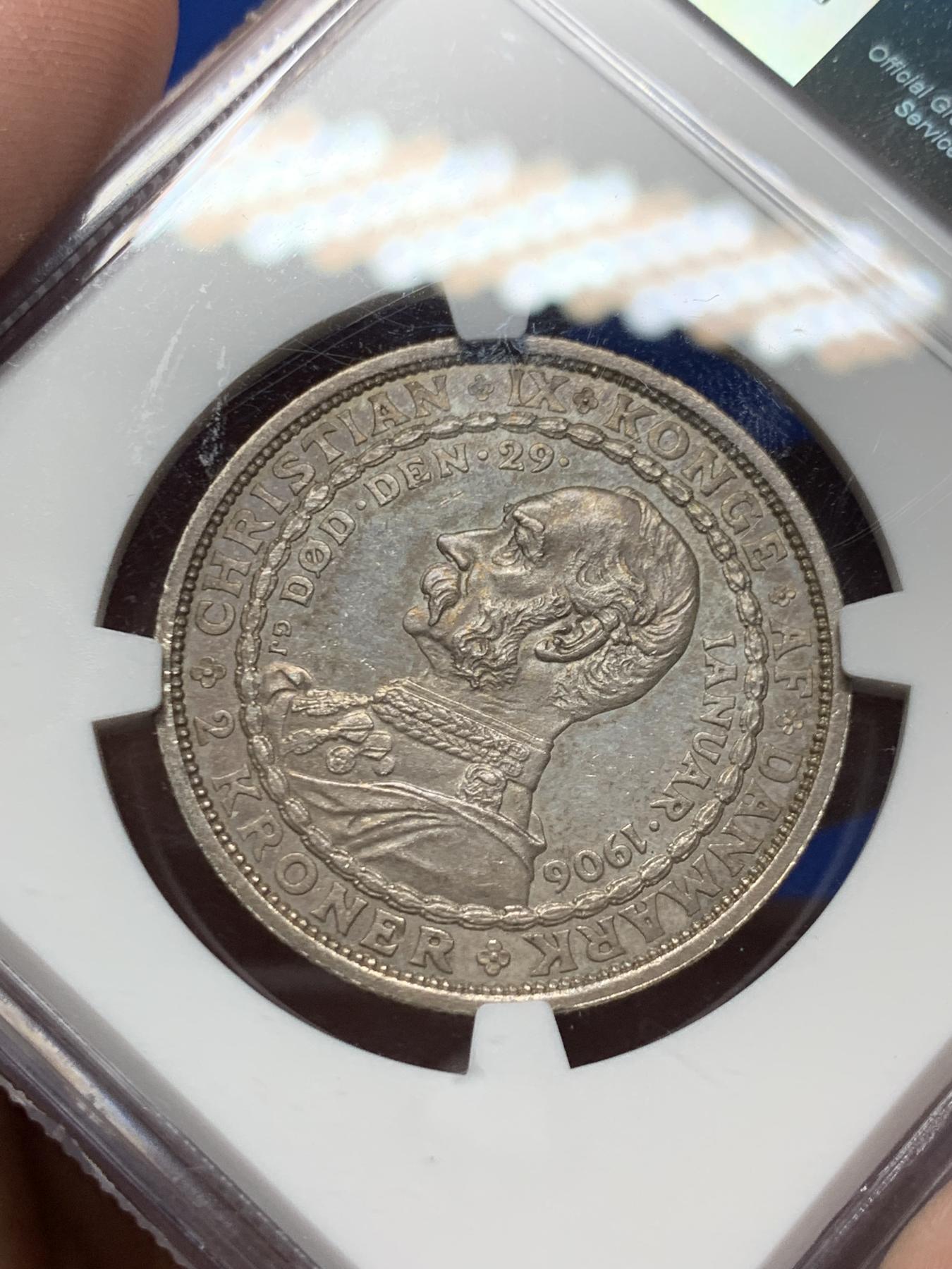 《竞宝斋》第272场- 周日，周一，周二  3场连拍 （全场包邮） NGC MS62 丹麦1906年克里斯蒂安九世国王逝世-弗雷德里克八世国王登基纪念2克朗银币