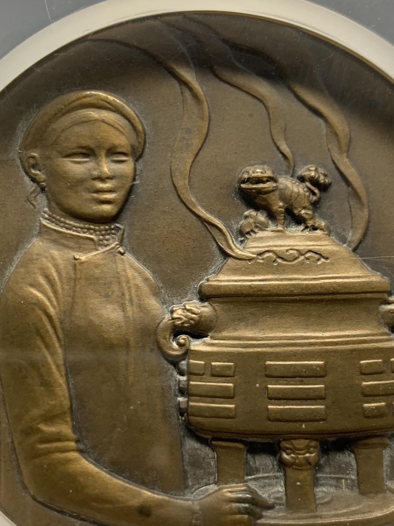 《竞宝斋》第272场- 周日，周一，周二  3场连拍 （全场包邮） NGC-MS63BN 法属安南1931年殖民博览会大铜章 正面身穿传统奥黛女子手扶袅袅升烟的八卦大香炉 背面凤鸟与东京，东京为越南北部旧称， 60毫米,102.5克 大盒封装