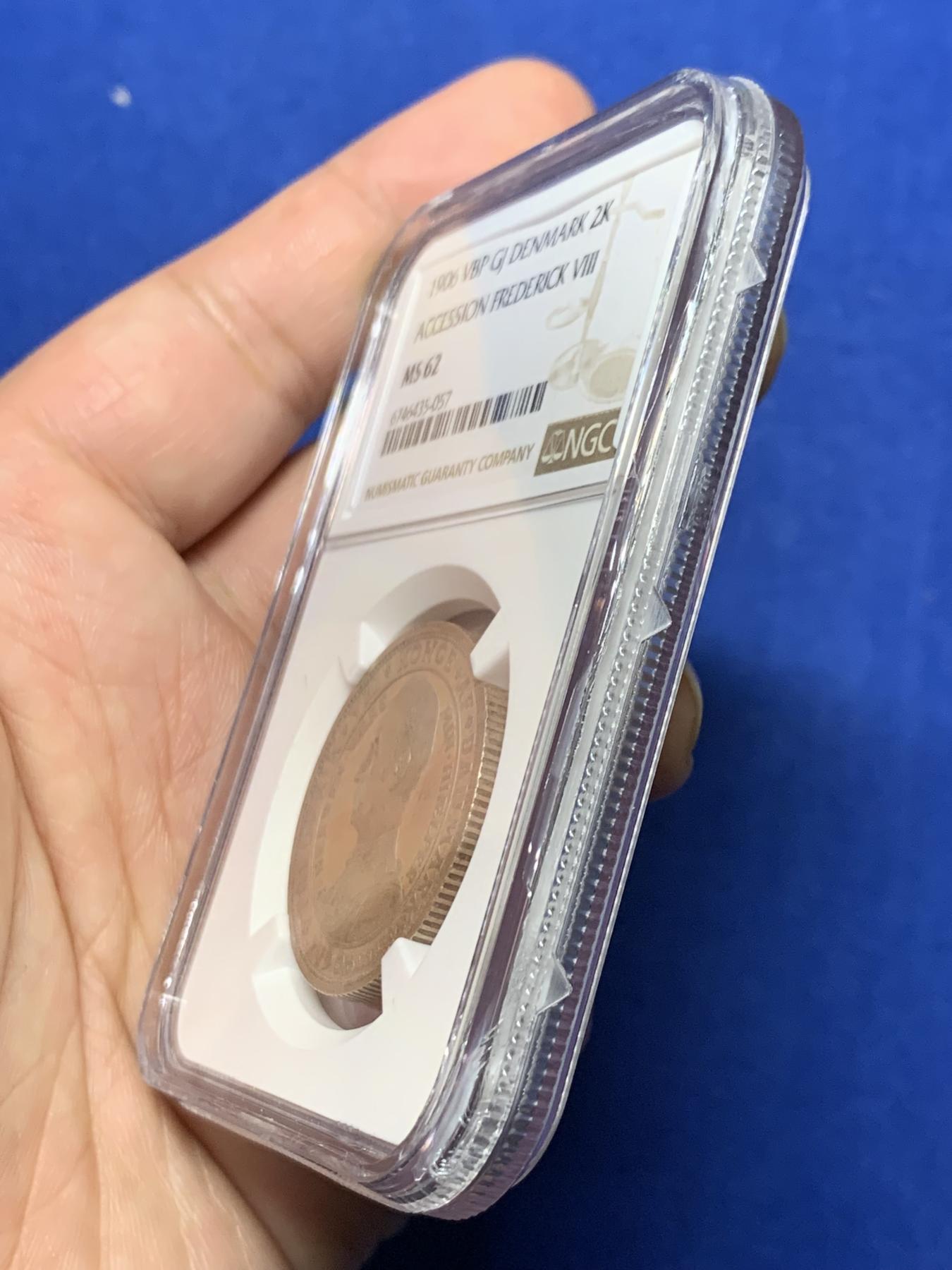 《竞宝斋》第272场- 周日，周一，周二  3场连拍 （全场包邮） NGC MS62 丹麦1906年克里斯蒂安九世国王逝世-弗雷德里克八世国王登基纪念2克朗银币