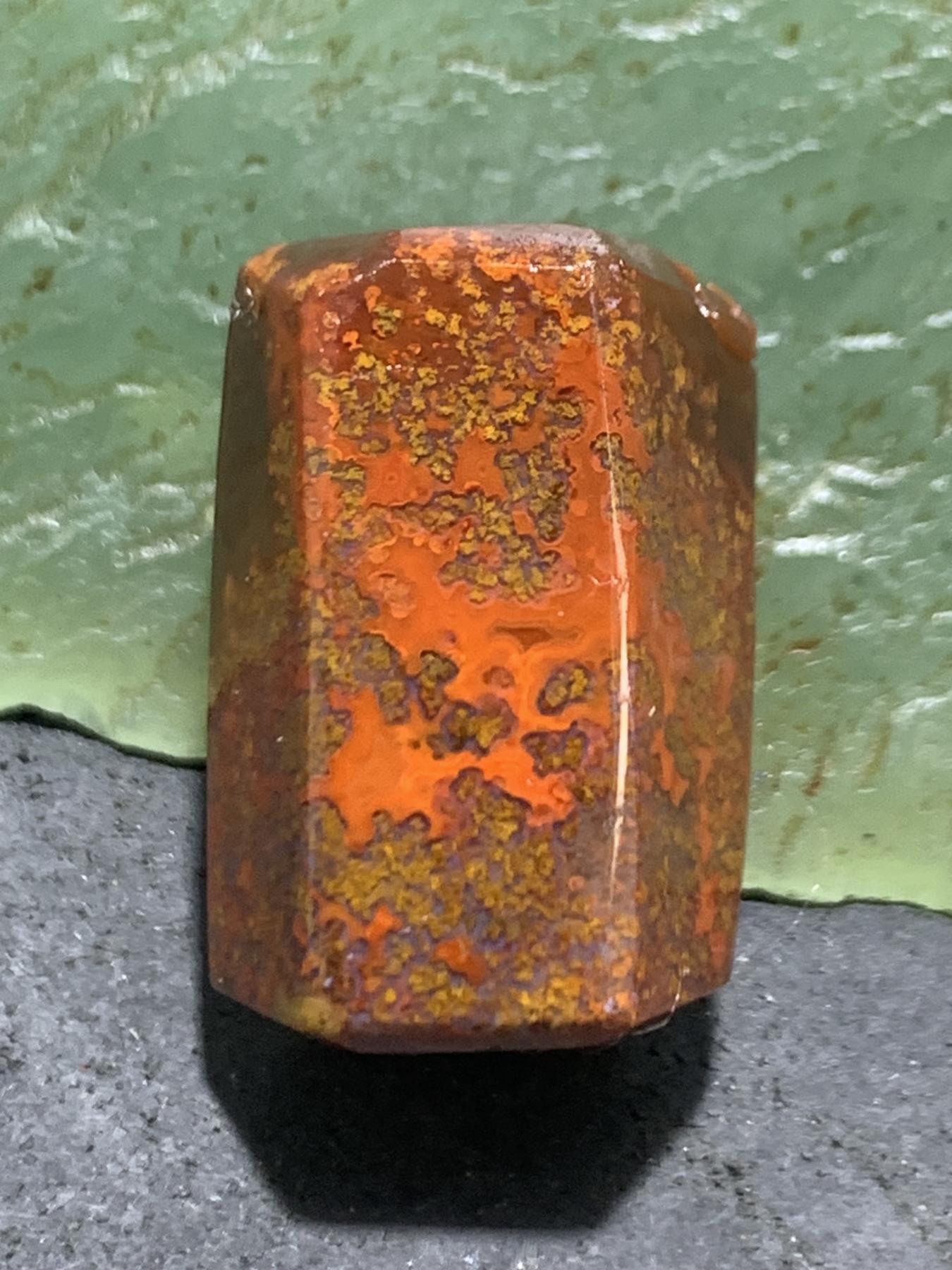 精美亚光冻料草花纹战国红玛瑙手工俏色巧雕花开见佛六棱桶珠一个，