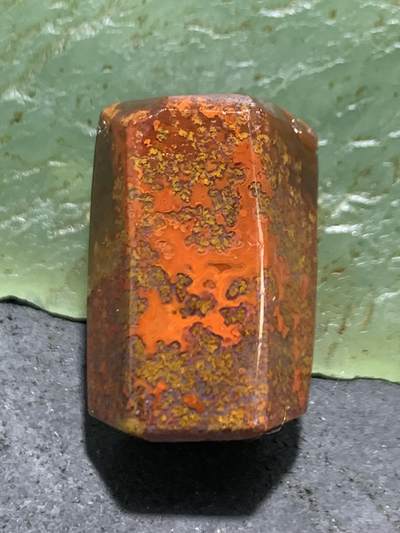 精美亚光冻料草花纹战国红玛瑙手工俏色巧雕花开见佛六棱桶珠一个， 精美亚光冻料草花纹战国红玛瑙手工俏色巧雕花开见佛六棱桶珠一个，