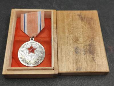 全场0元起拍 第160期 咸鱼国勋章拍卖专场 5月29日（周三）下午6：00开始 - 早期木盒 朝总联版国徽盒朝鲜功劳奖章