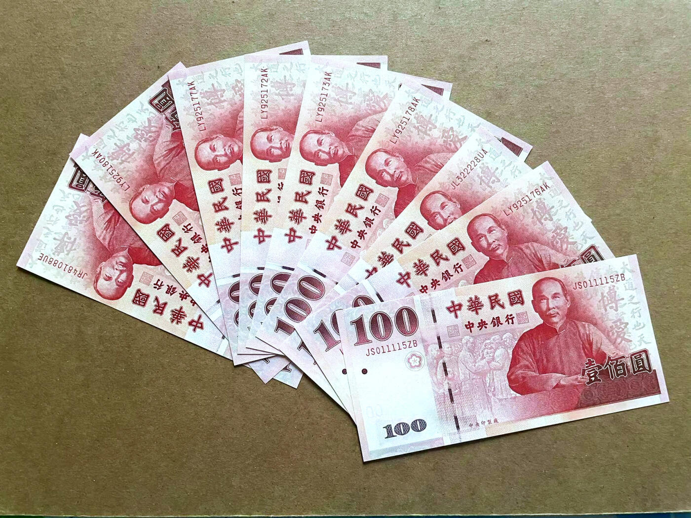 【Blue Auction】✨世界纸币精拍第482期【精】 【一组10张】台湾 2011年100元 全新UNC