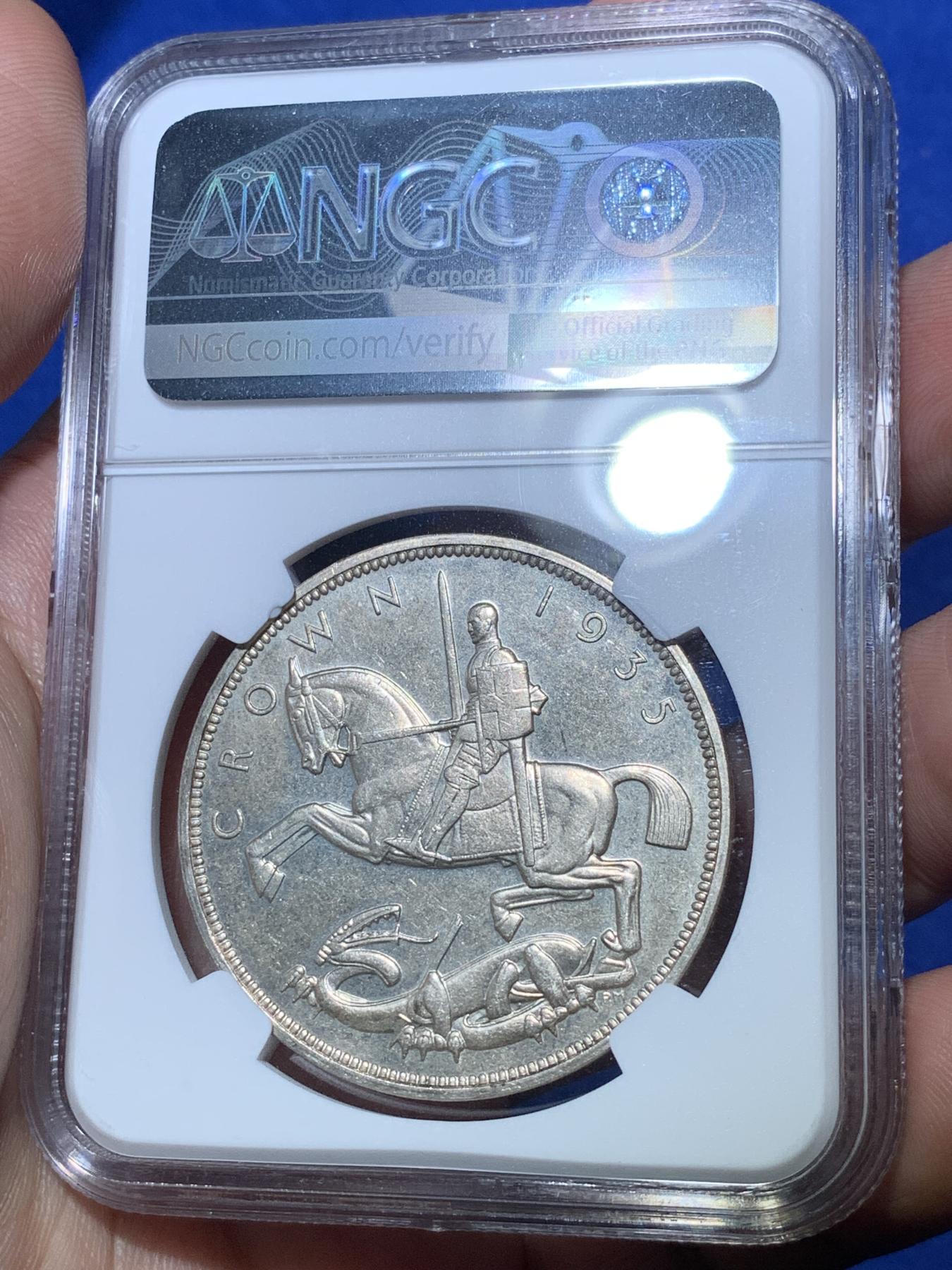 《竞宝斋》第272场- 周日，周一，周二  3场连拍 （全场包邮） NGC SP62 英国1935年乔治五世克朗样币 sp版本比ms少很多 镜面+原包浆难得 品相不止62 性价比高