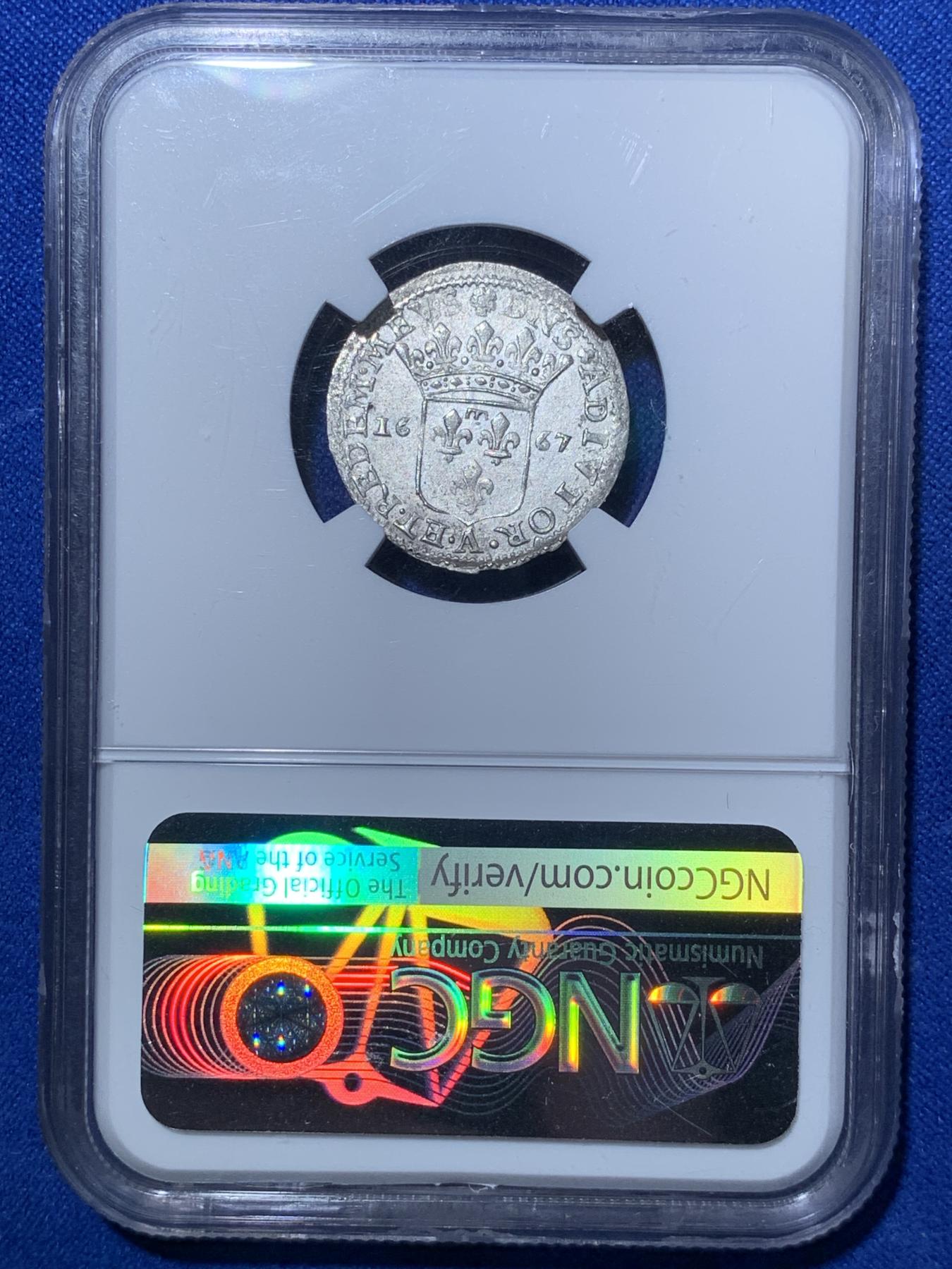 《竞宝斋》第272场- 周日，周一，周二  3场连拍 （全场包邮） 两枚一组 NGC UNCD 意大利早期Tassarolo邦和Fosdinovo邦的1luigino。很小很少见的两个邦国，几乎查不到资料，模仿法国1/12ecu铸造的。裸币来自英国老藏家的收藏，打了盒子给了UNCD，看着有机会ms，评级费太贵了，按照uncd的价格出