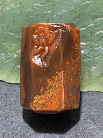 精美亚光冻料草花纹战国红玛瑙手工俏色巧雕花开见佛六棱桶珠一个， 精美亚光冻料草花纹战国红玛瑙手工俏色巧雕花开见佛六棱桶珠一个，