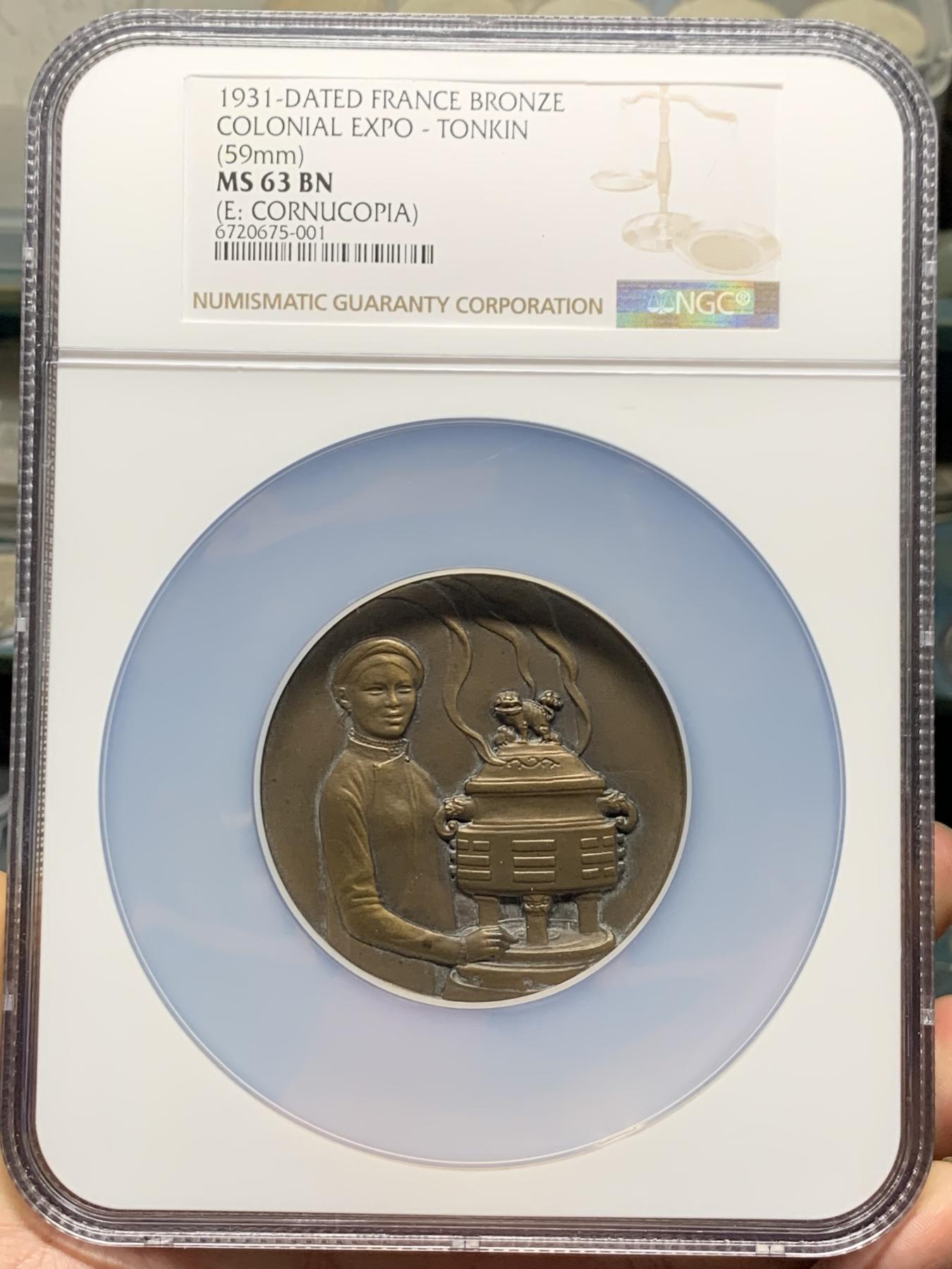 《竞宝斋》第272场- 周日，周一，周二  3场连拍 （全场包邮） NGC-MS63BN 法属安南1931年殖民博览会大铜章 正面身穿传统奥黛女子手扶袅袅升烟的八卦大香炉 背面凤鸟与东京，东京为越南北部旧称， 60毫米,102.5克 大盒封装