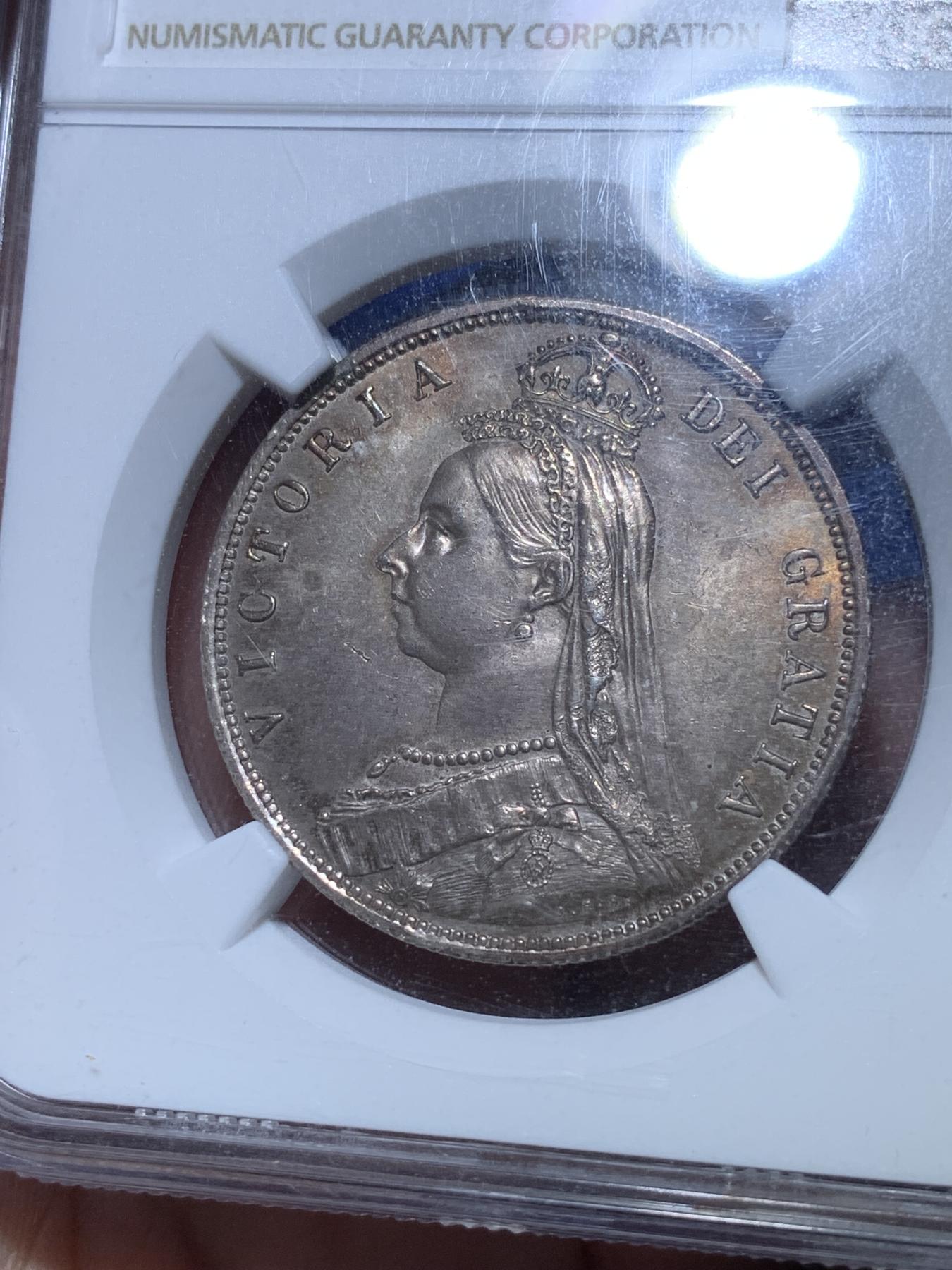 《竞宝斋》第272场- 周日，周一，周二  3场连拍 （全场包邮） NGC MS62 英国1887年维多利亚高冠半克朗银币 盒子有磕不影响密封