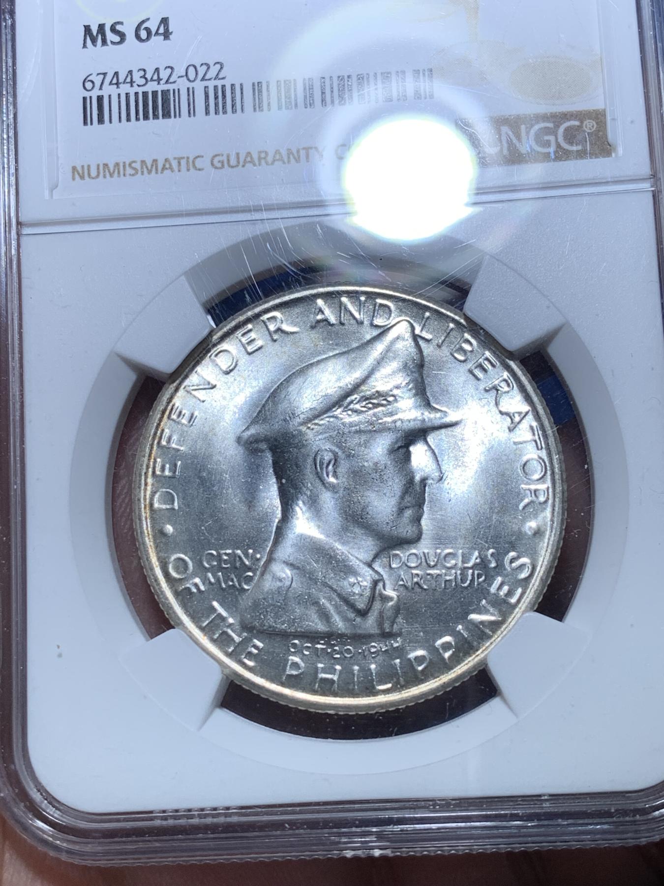 《竞宝斋》第272场- 周日，周一，周二  3场连拍 （全场包邮） NGC MS64  菲律宾1947年麦克阿瑟1比索纪念银币 币原霜光强烈带边道环彩 五星评论家 菲律宾和日本太上皇