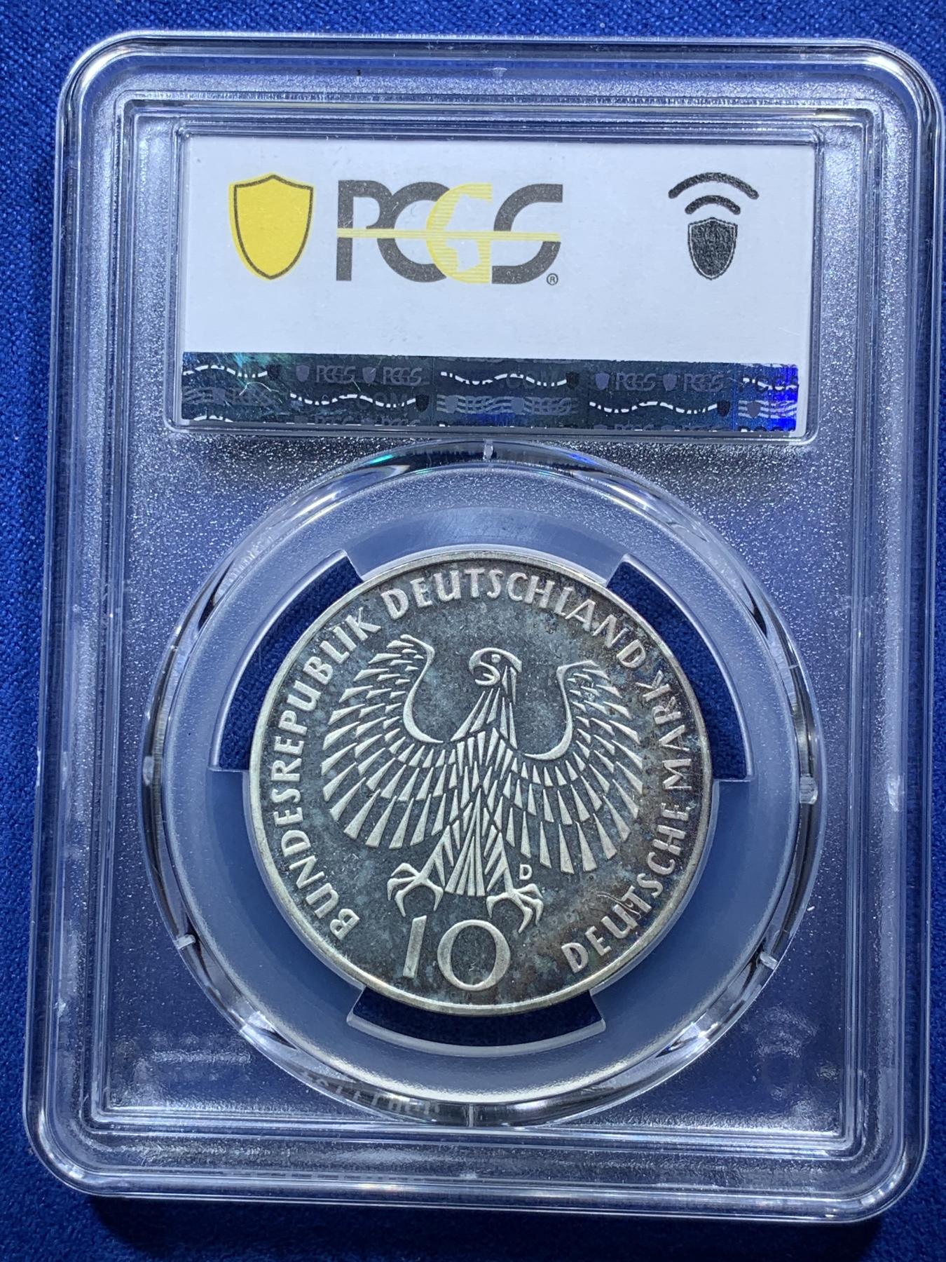 《竞宝斋》第272场- 周日，周一，周二  3场连拍 （全场包邮） PCGS PR66DCAM德国1972年慕尼黑奥运会纪念精致银币 期间发生了奥运史上最血腥的惨案“慕尼黑惨案”。德国仅举办过2届奥运会，分别是1936年的柏林奥运会和1972年的慕尼黑奥运会。此枚纪念意义非凡，高分可藏！