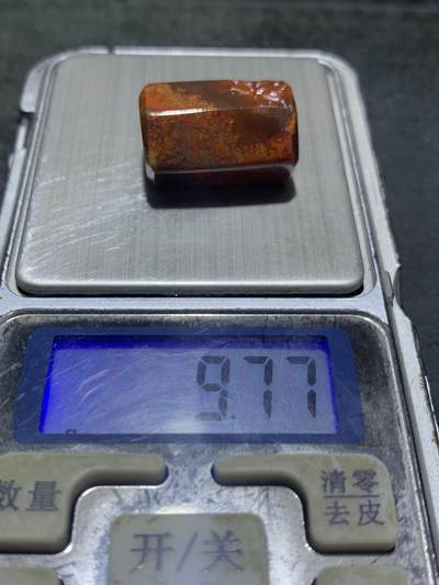 精美亚光冻料草花纹战国红玛瑙手工俏色巧雕花开见佛六棱桶珠一个， 精美亚光冻料草花纹战国红玛瑙手工俏色巧雕花开见佛六棱桶珠一个，