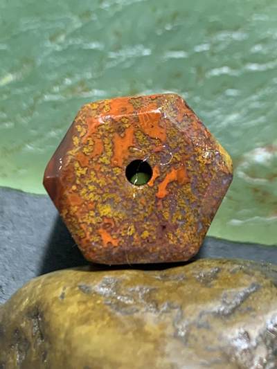 精美亚光冻料草花纹战国红玛瑙手工俏色巧雕花开见佛六棱桶珠一个， 精美亚光冻料草花纹战国红玛瑙手工俏色巧雕花开见佛六棱桶珠一个，